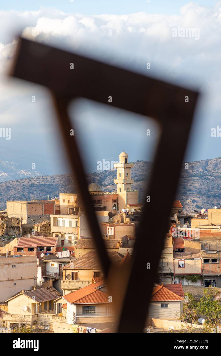 Vue sur un petit village de Béjaïa. Architecture du patrimoine. Banque D'Images