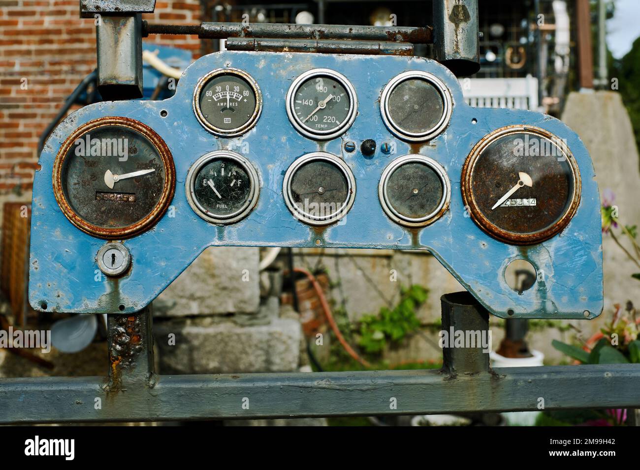Divers instruments de mesure conçus comme un écran d'art public extérieur Banque D'Images