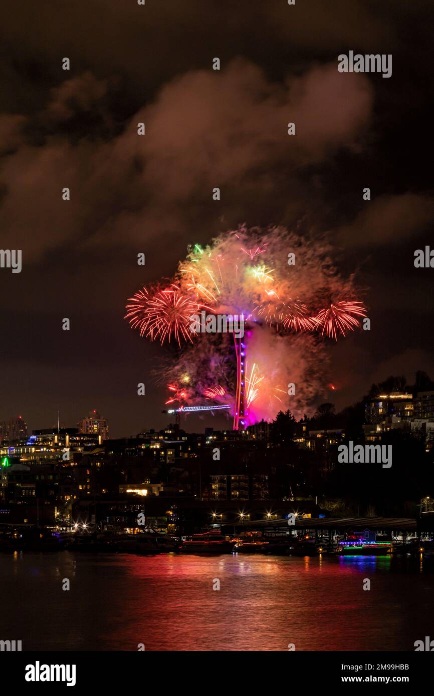 WA22906-00...WASHINGTON - Accueil de 2023 avec feux d'artifice à la Space Needle à Seattle se reflétant à Lake Union. Banque D'Images