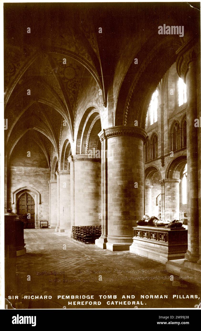 Tombe de Sir Richard Pembridge et piliers normands, cathédrale de Hereford, Herefordshire. Banque D'Images