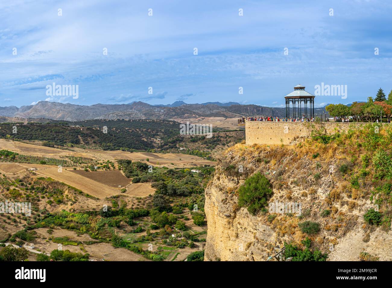RONDA, ESPAGNE - 23 OCTOBRE 2022 : vue panoramique sur la falaise avec le kiosque du point de vue de Ronda, Espagne sur 23 octobre 2022 Banque D'Images