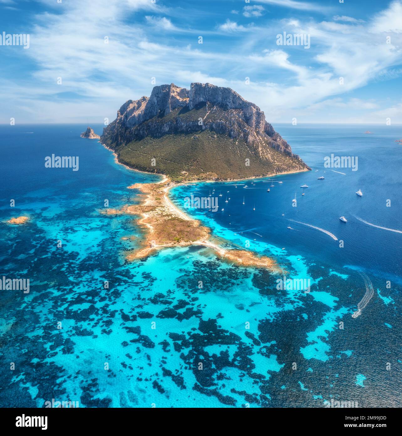 Vue aérienne de la plage de sable sur l'île de Tavolara en Sardaigne, Italie Banque D'Images