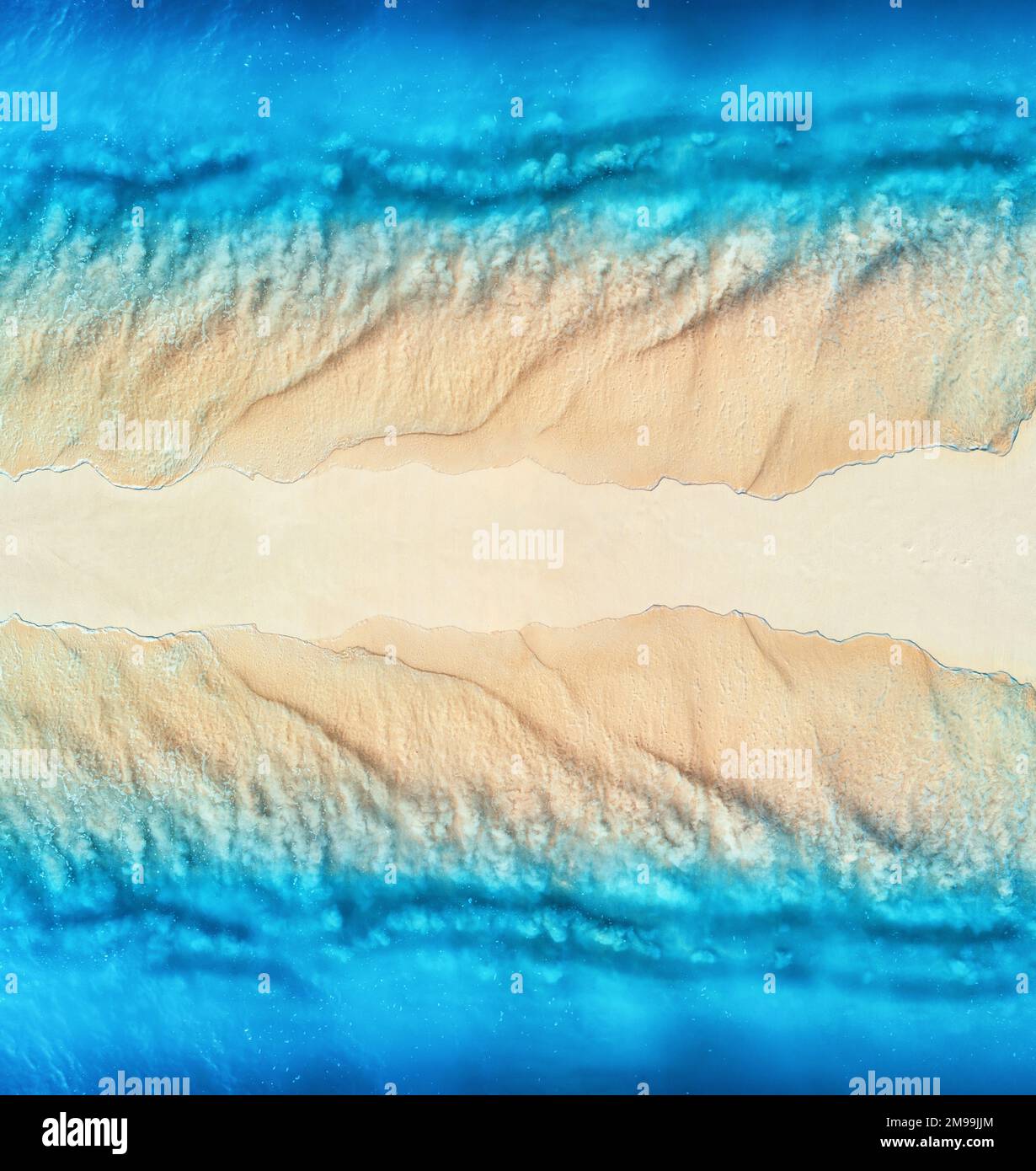 Vue aérienne de la mer bleue des deux côtés plage de sable vide Banque D'Images