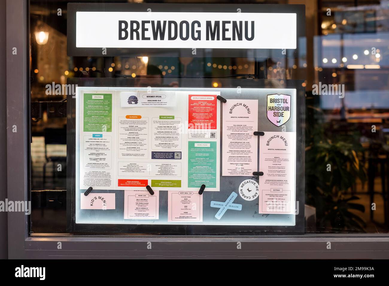 Un grand pub Brewdog situé sur le port à Bristol, Royaume-Uni. Le menu de la nourriture est clairement affiché sur une fenêtre à l'avant du pub Banque D'Images