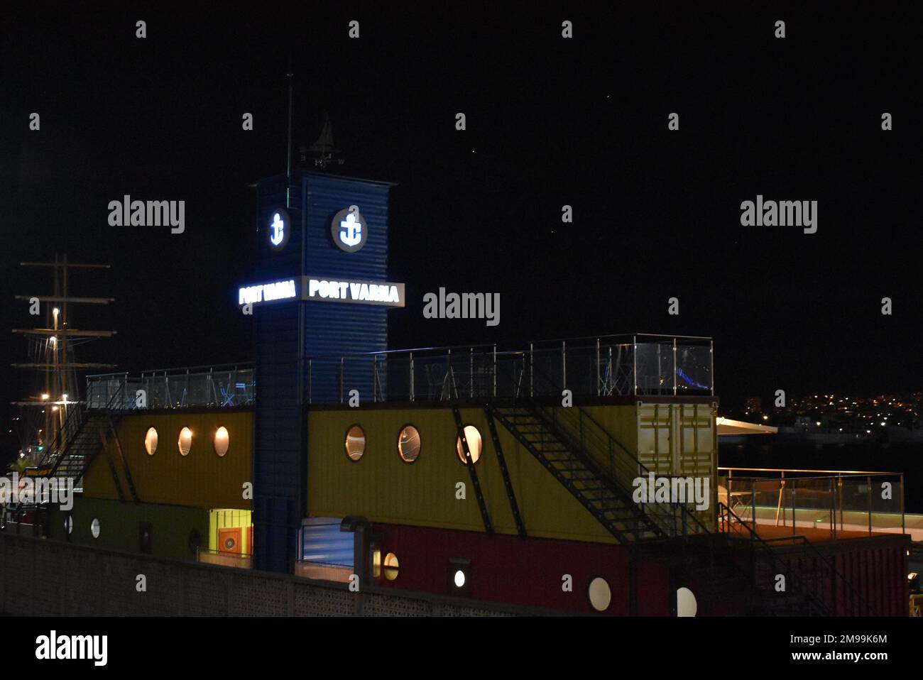 Magnifique port de Varna la nuit. Banque D'Images