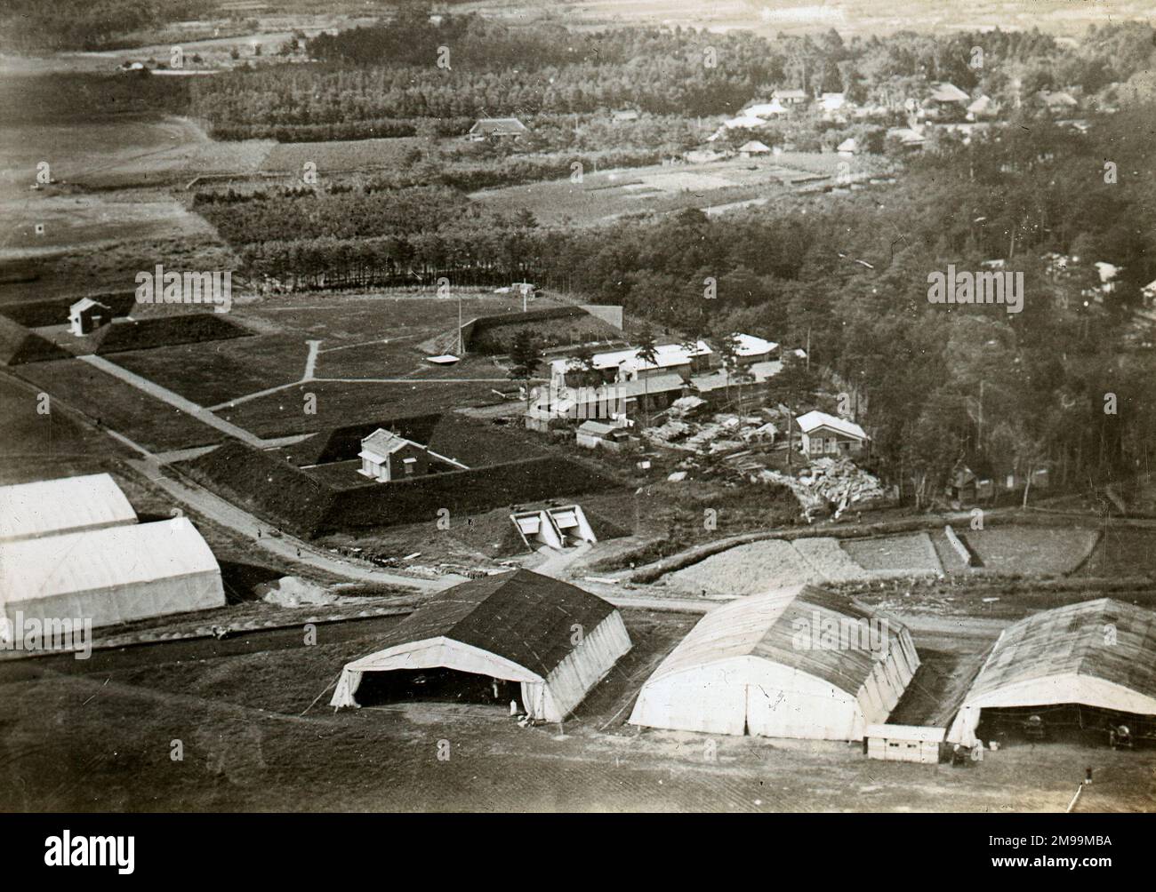 B' Hangars - Bouts d'armes et magasins pyrotechniques en arrière-plan. William Francis Forbes-Sempill, 19th Lord Sempill AFC, AFRAeS (1893-1965) était un homologue écossais et pionnier de l'air qui a plus tard été démontré avoir transmis des informations secrètes à l'armée impériale japonaise avant la Seconde Guerre mondiale. En 1921, Sempill a mené une mission militaire officielle au Japon qui a présenté le dernier avion britannique. Au cours des années suivantes, il a continué à aider la Marine impériale japonaise à développer son Service aérien de la Marine et a commencé à donner des secrets militaires aux Japonais. Bien que ses activités étaient unco Banque D'Images