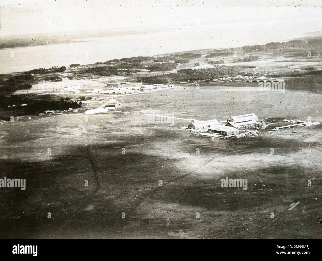 Vue générale de l'aérodrome, septembre 1922. William Francis Forbes-Sempill, 19th Lord Sempill AFC, AFRAeS (1893-1965) était un homologue écossais et pionnier de l'air qui a plus tard été démontré avoir transmis des informations secrètes à l'armée impériale japonaise avant la Seconde Guerre mondiale. En 1921, Sempill a mené une mission militaire officielle au Japon qui a présenté le dernier avion britannique. Au cours des années suivantes, il a continué à aider la Marine impériale japonaise à développer son Service aérien de la Marine et a commencé à donner des secrets militaires aux Japonais. Bien que ses activités aient été découvertes par British Intell Banque D'Images