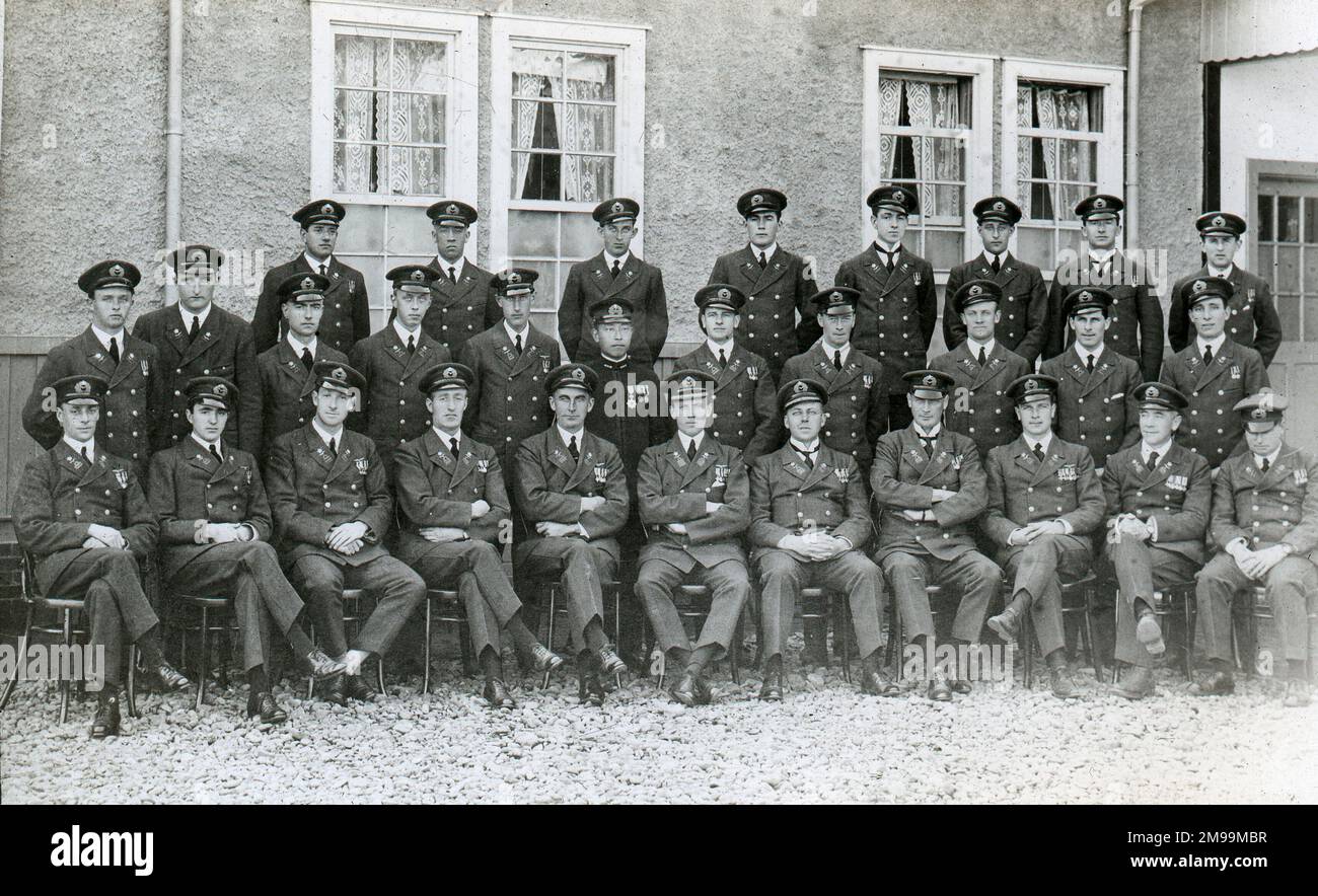 Photo de groupe de la Mission de l'aviation britannique à la Marine impériale japonaise. William Francis Forbes-Sempill, 19th Lord Sempill AFC, AFRAeS (1893-1965) était un homologue écossais et pionnier de l'air qui a plus tard été démontré avoir transmis des informations secrètes à l'armée impériale japonaise avant la Seconde Guerre mondiale. En 1921, Sempill a mené une mission militaire officielle au Japon qui a présenté le dernier avion britannique. Au cours des années suivantes, il a continué à aider la Marine impériale japonaise à développer son Service aérien de la Marine et a commencé à donner des secrets militaires aux Japonais. Bien que ses activités Banque D'Images