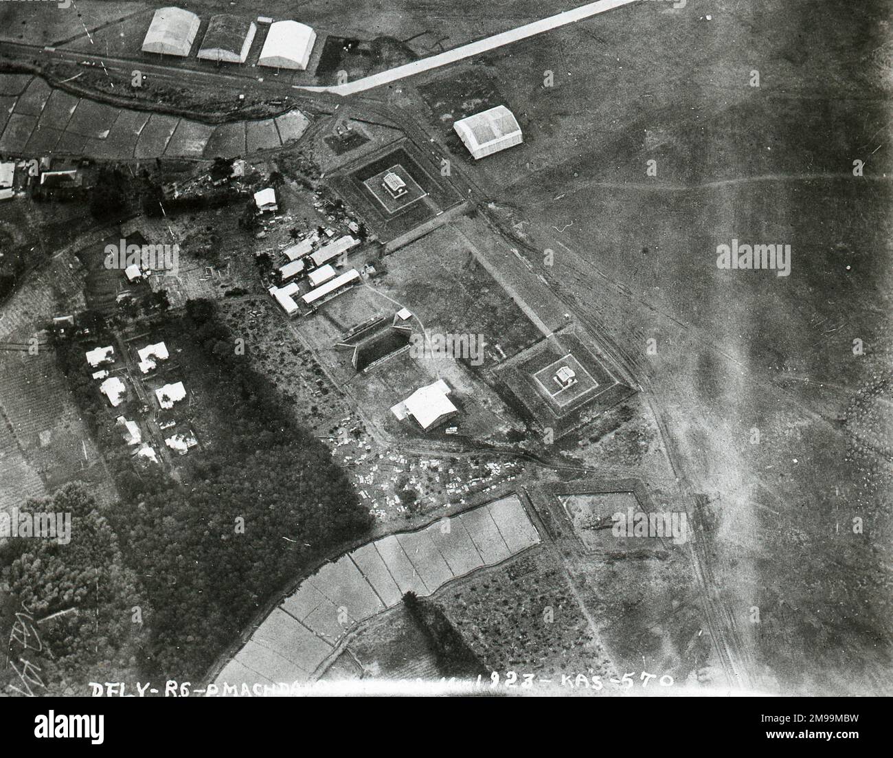 Vue générale de l'atelier d'érection, des quartiers des hommes, des magasins, etc William Francis Forbes-Sempill, 19th Lord Sempill AFC, AFRAeS (1893-1965) était un homologue écossais et pionnier de l'air qui a plus tard été démontré avoir transmis des informations secrètes à l'armée impériale japonaise avant la Seconde Guerre mondiale. En 1921, Sempill a mené une mission militaire officielle au Japon qui a présenté le dernier avion britannique. Au cours des années suivantes, il a continué à aider la Marine impériale japonaise à développer son Service aérien de la Marine et a commencé à donner des secrets militaires aux Japonais. Bien que ses activités aient été dévoilez Banque D'Images