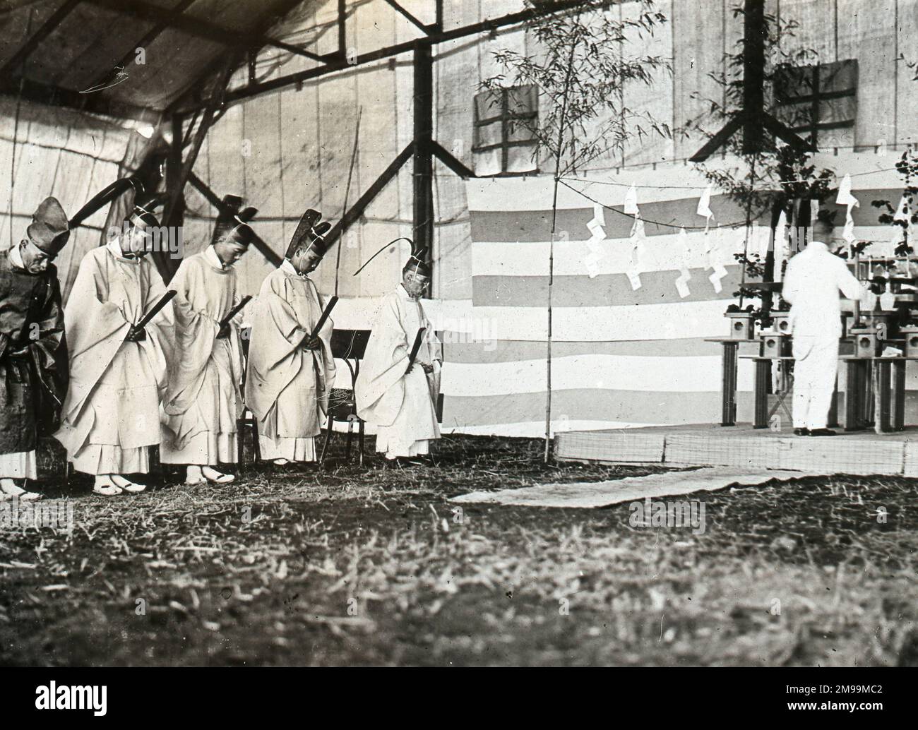 Cérémonie Shinto à l'ouverture de la Station aérienne impériale de la Marine japonaise à Kasumi-ga-ura, juillet 1921. William Francis Forbes-Sempill, 19th Lord Sempill AFC, AFRAeS (1893-1965) était un homologue écossais et pionnier de l'air qui a plus tard été démontré avoir transmis des informations secrètes à l'armée impériale japonaise avant la Seconde Guerre mondiale. En 1921, Sempill a mené une mission militaire officielle au Japon qui a présenté le dernier avion britannique. Au cours des années suivantes, il a continué à aider la Marine impériale japonaise à développer son Service aérien de la Marine et a commencé à donner des secrets militaires aux Japonais. A Banque D'Images