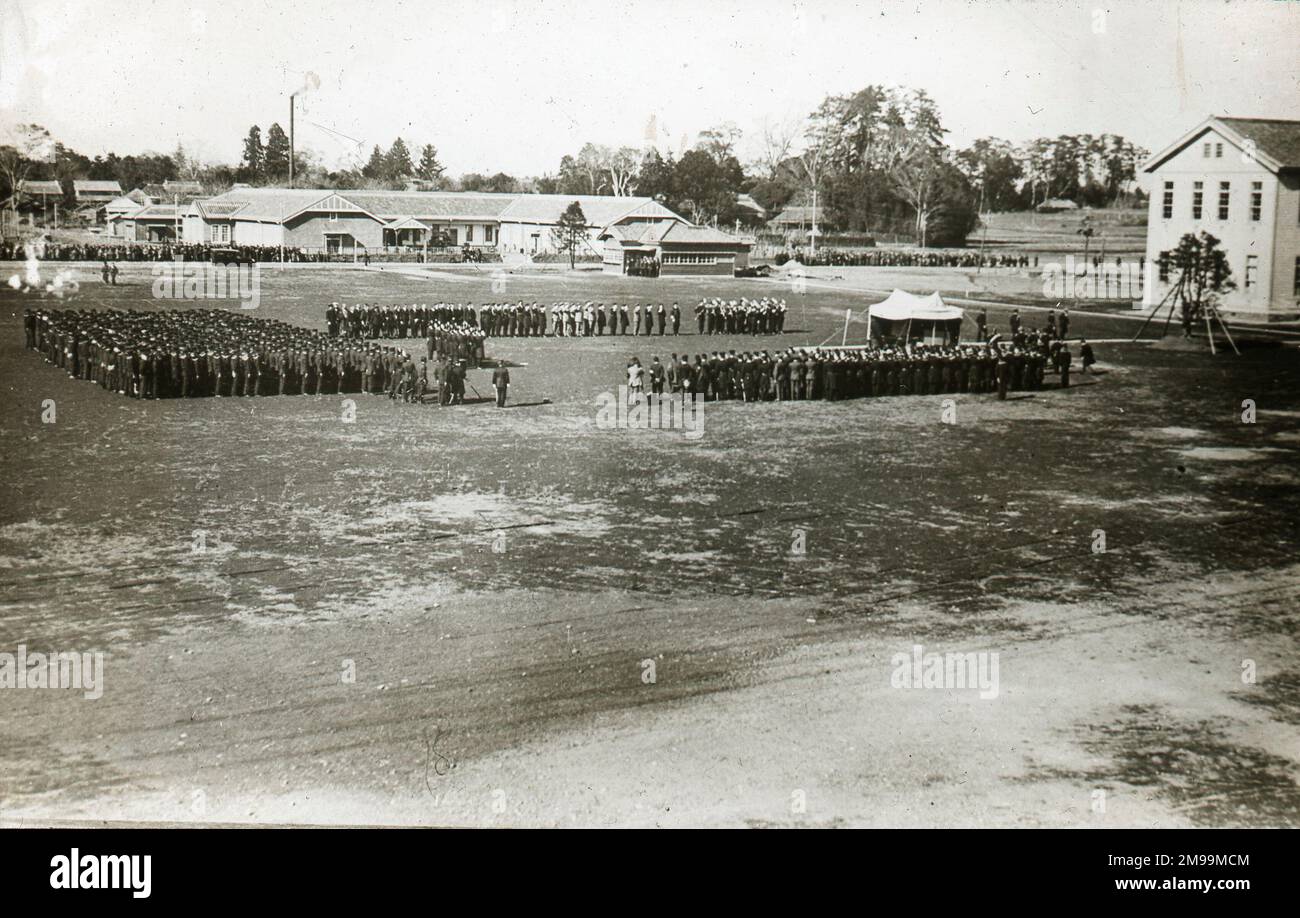 Terrain de parade. William Francis Forbes-Sempill, 19th Lord Sempill AFC, AFRAeS (1893-1965) était un homologue écossais et pionnier de l'air qui a plus tard été démontré avoir transmis des informations secrètes à l'armée impériale japonaise avant la Seconde Guerre mondiale. En 1921, Sempill a mené une mission militaire officielle au Japon qui a présenté le dernier avion britannique. Au cours des années suivantes, il a continué à aider la Marine impériale japonaise à développer son Service aérien de la Marine et a commencé à donner des secrets militaires aux Japonais. Bien que ses activités aient été découvertes par British Intelligence, Sempill n'était pas des pros Banque D'Images