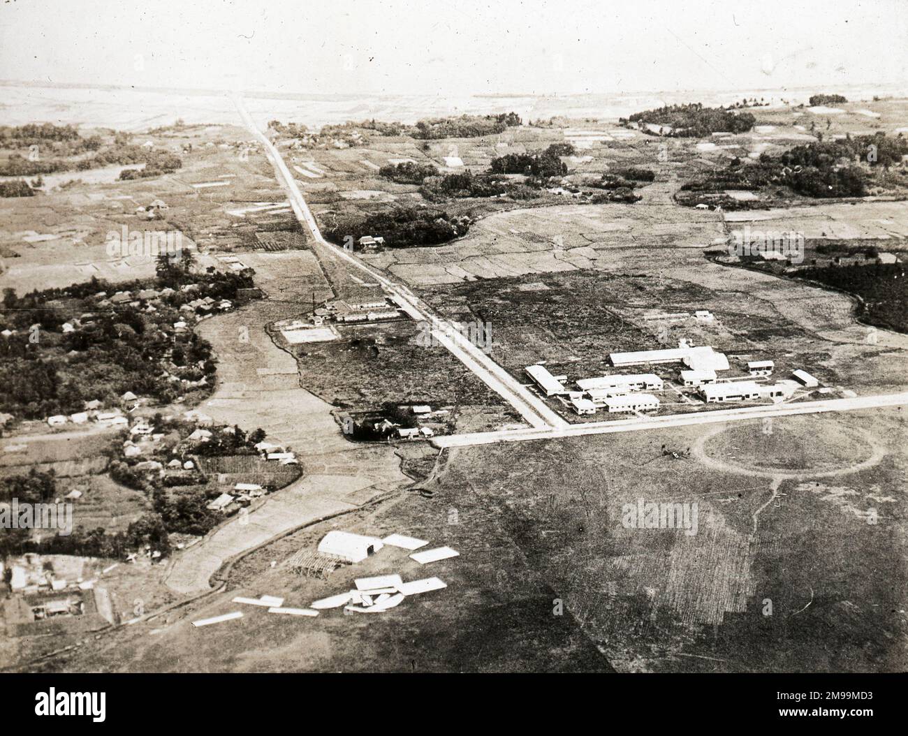 Vue sur les principaux bureaux depuis le nord - Station aérienne impériale de la Marine japonaise Kasumi-ga-ura. William Francis Forbes-Sempill, 19th Lord Sempill AFC, AFRAeS (1893-1965) était un homologue écossais et pionnier de l'air qui a plus tard été démontré avoir transmis des informations secrètes à l'armée impériale japonaise avant la Seconde Guerre mondiale. En 1921, Sempill a mené une mission militaire officielle au Japon qui a présenté le dernier avion britannique. Au cours des années suivantes, il a continué à aider la Marine impériale japonaise à développer son Service aérien de la Marine et a commencé à donner des secrets militaires aux Japonais. Bien que son ac Banque D'Images