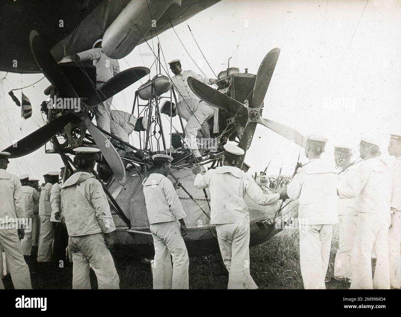 Maintien de la compagnie aérienne. William Francis Forbes-Sempill, 19th Lord Sempill AFC, AFRAeS (1893-1965) était un homologue écossais et pionnier de l'air qui a plus tard été démontré avoir transmis des informations secrètes à l'armée impériale japonaise avant la Seconde Guerre mondiale. En 1921, Sempill a mené une mission militaire officielle au Japon qui a présenté le dernier avion britannique. Au cours des années suivantes, il a continué à aider la Marine impériale japonaise à développer son Service aérien de la Marine et a commencé à donner des secrets militaires aux Japonais. Bien que ses activités aient été découvertes par British Intelligence, Sempill n'était pas Banque D'Images