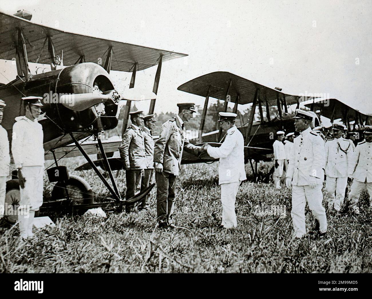 Ouverture de l'aérodrome, inspection par le Vice-amiral IDE. I.J.N., qui se met à la main avec le Lt CDR Fowler (responsable de la Section de vol). William Francis Forbes-Sempill, 19th Lord Sempill AFC, AFRAeS (1893-1965) était un homologue écossais et pionnier de l'air qui a plus tard été démontré avoir transmis des informations secrètes à l'armée impériale japonaise avant la Seconde Guerre mondiale. En 1921, Sempill a mené une mission militaire officielle au Japon qui a présenté le dernier avion britannique. Au cours des années suivantes, il a continué à aider la Marine impériale japonaise à développer son Service aérien de la Marine et a commencé givi Banque D'Images