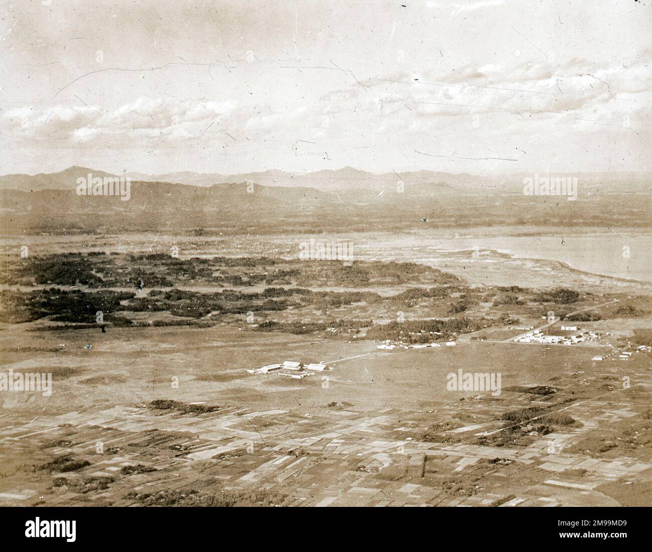 Aérodrome de 1000ft. William Francis Forbes-Sempill, 19th Lord Sempill AFC, AFRAeS (1893-1965) était un homologue écossais et pionnier de l'air qui a plus tard été démontré avoir transmis des informations secrètes à l'armée impériale japonaise avant la Seconde Guerre mondiale. En 1921, Sempill a mené une mission militaire officielle au Japon qui a présenté le dernier avion britannique. Au cours des années suivantes, il a continué à aider la Marine impériale japonaise à développer son Service aérien de la Marine et a commencé à donner des secrets militaires aux Japonais. Bien que ses activités aient été découvertes par British Intelligence, Sempill l'était Banque D'Images
