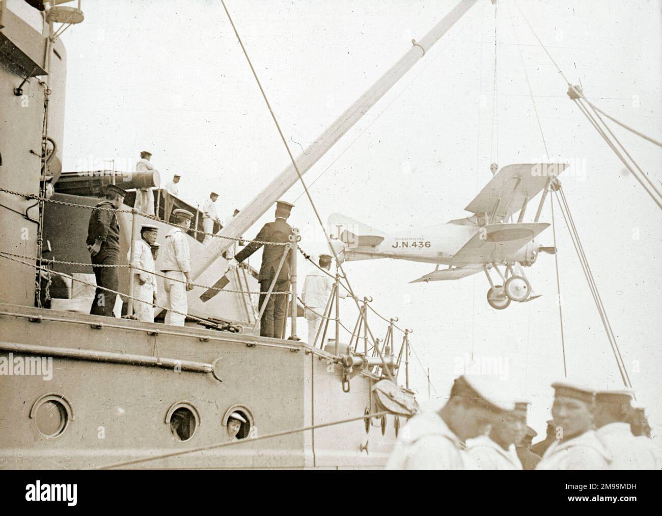 Hissage de 'Gloster Sparrowhawk' de Battleship Turret. William Francis Forbes-Sempill, 19th Lord Sempill AFC, AFRAeS (1893-1965) était un homologue écossais et pionnier de l'air qui a plus tard été démontré avoir transmis des informations secrètes à l'armée impériale japonaise avant la Seconde Guerre mondiale. En 1921, Sempill a mené une mission militaire officielle au Japon qui a présenté le dernier avion britannique. Au cours des années suivantes, il a continué à aider la Marine impériale japonaise à développer son Service aérien de la Marine et a commencé à donner des secrets militaires aux Japonais. Bien que ses activités aient été découvertes par BR Banque D'Images