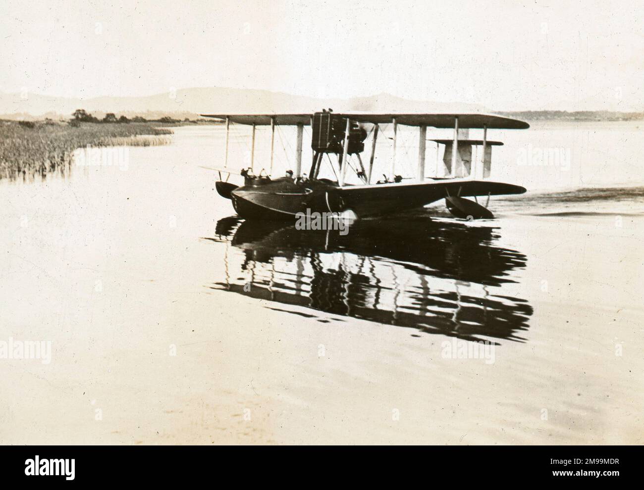 Vickers Viking en train de taxer sur le lac. William Francis Forbes-Sempill, 19th Lord Sempill AFC, AFRAeS (1893-1965) était un homologue écossais et pionnier de l'air qui a plus tard été démontré avoir transmis des informations secrètes à l'armée impériale japonaise avant la Seconde Guerre mondiale. En 1921, Sempill a mené une mission militaire officielle au Japon qui a présenté le dernier avion britannique. Au cours des années suivantes, il a continué à aider la Marine impériale japonaise à développer son Service aérien de la Marine et a commencé à donner des secrets militaires aux Japonais. Bien que ses activités aient été découvertes par British Intelligence, SEM Banque D'Images