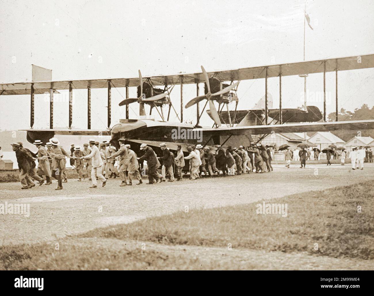 Sortir le premier bateau de vol Felixstowe F.5 pour l'essai. William Francis Forbes-Sempill, 19th Lord Sempill AFC, AFRAeS (1893-1965) était un homologue écossais et pionnier de l'air qui a plus tard été démontré avoir transmis des informations secrètes à l'armée impériale japonaise avant la Seconde Guerre mondiale. En 1921, Sempill a mené une mission militaire officielle au Japon qui a présenté le dernier avion britannique. Au cours des années suivantes, il a continué à aider la Marine impériale japonaise à développer son Service aérien de la Marine et a commencé à donner des secrets militaires aux Japonais. Bien que ses activités aient été découvertes Banque D'Images