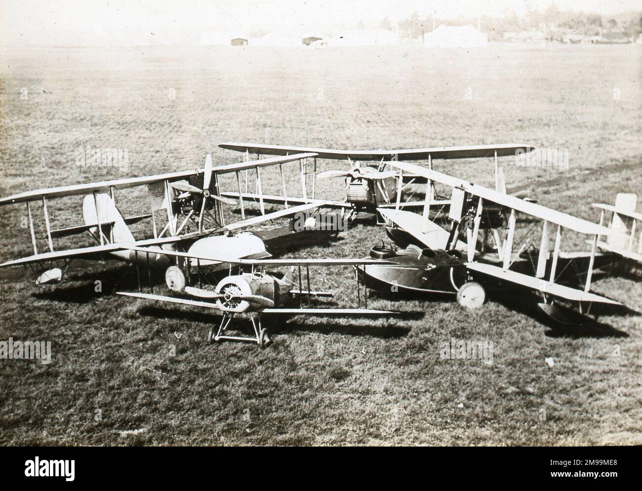 Machines de formation avancée. William Francis Forbes-Sempill, 19th Lord Sempill AFC, AFRAeS (1893-1965) était un homologue écossais et pionnier de l'air qui a plus tard été démontré avoir transmis des informations secrètes à l'armée impériale japonaise avant la Seconde Guerre mondiale. En 1921, Sempill a mené une mission militaire officielle au Japon qui a présenté le dernier avion britannique. Au cours des années suivantes, il a continué à aider la Marine impériale japonaise à développer son Service aérien de la Marine et a commencé à donner des secrets militaires aux Japonais. Bien que ses activités aient été découvertes par British Intelligence, Sempill Banque D'Images