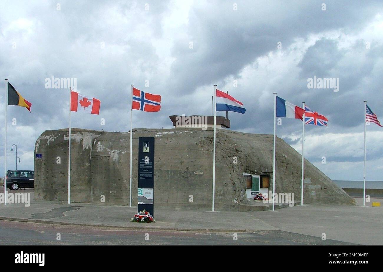 Ce bunker sur la rive sur Gold Beach a causé beaucoup de problèmes aux Hampshires et Dorsets car ils sont arrivés à terre à 0730 le jour J. Il a finalement été renversé par le sergent R. E. Palmer, en utilisant un canon automoteur de 25 pdr à 300 mètres, dans une action qui lui a valu la Médaille militaire. Sur le mur des bunkers se trouvent des plaques commémoratives à la Yeomanry d'Essex et au 147th Field Regiment RA. Banque D'Images