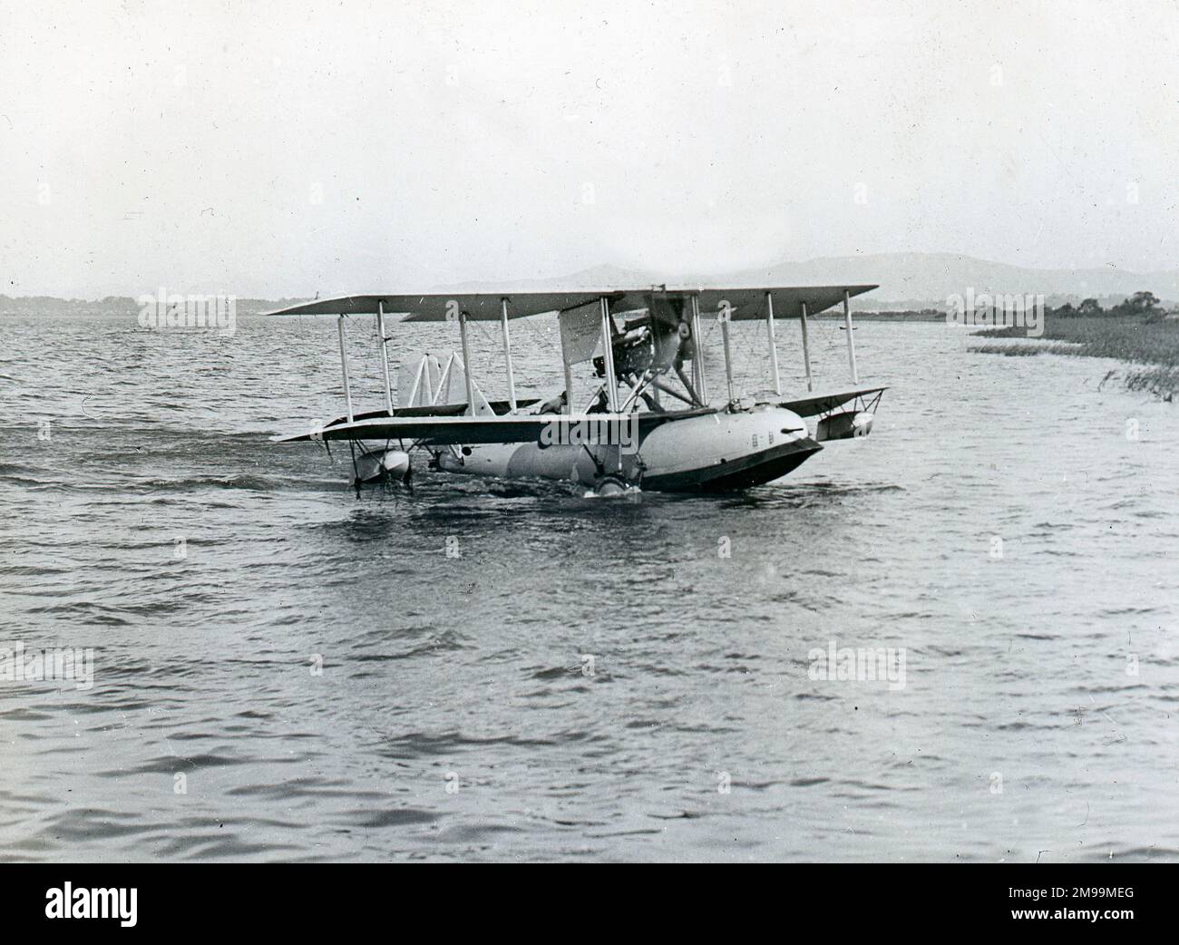 Supermarine Seagull Mk.II en train de rouler sur un lac. William Francis Forbes-Sempill, 19th Lord Sempill AFC, AFRAeS (1893-1965) était un homologue écossais et pionnier de l'air qui a plus tard été démontré avoir transmis des informations secrètes à l'armée impériale japonaise avant la Seconde Guerre mondiale. En 1921, Sempill a mené une mission militaire officielle au Japon qui a présenté le dernier avion britannique. Au cours des années suivantes, il a continué à aider la Marine impériale japonaise à développer son Service aérien de la Marine et a commencé à donner des secrets militaires aux Japonais. Bien que ses activités aient été découvertes par British Inte Banque D'Images
