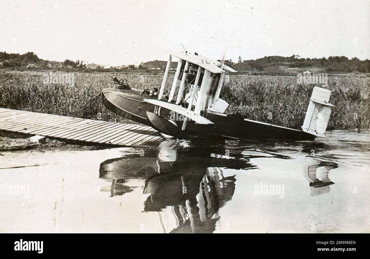 Vickers Viking sort de sa course sous son propre pouvoir. William Francis Forbes-Sempill, 19th Lord Sempill AFC, AFRAeS (1893-1965) était un homologue écossais et pionnier de l'air qui a plus tard été démontré avoir transmis des informations secrètes à l'armée impériale japonaise avant la Seconde Guerre mondiale. En 1921, Sempill a mené une mission militaire officielle au Japon qui a présenté le dernier avion britannique. Au cours des années suivantes, il a continué à aider la Marine impériale japonaise à développer son Service aérien de la Marine et a commencé à donner des secrets militaires aux Japonais. Bien que ses activités aient été découvertes par British Banque D'Images