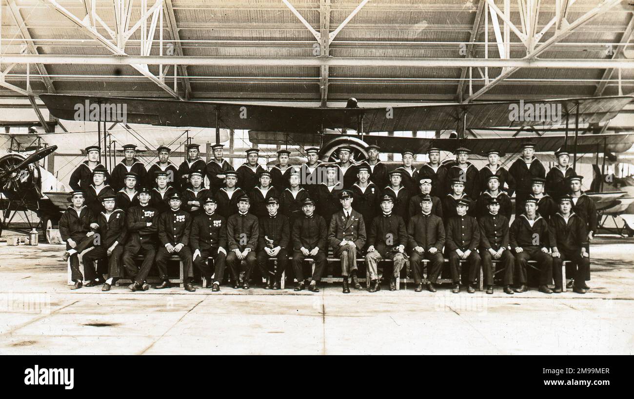 Le vol Avro (A) le personnel, photo de groupe avec Avro 504. William Francis Forbes-Sempill, 19th Lord Sempill AFC, AFRAeS (1893-1965) était un homologue écossais et pionnier de l'air qui a plus tard été démontré avoir transmis des informations secrètes à l'armée impériale japonaise avant la Seconde Guerre mondiale. En 1921, Sempill a mené une mission militaire officielle au Japon qui a présenté le dernier avion britannique. Au cours des années suivantes, il a continué à aider la Marine impériale japonaise à développer son Service aérien de la Marine et a commencé à donner des secrets militaires aux Japonais. Bien que ses activités aient été découvertes par BRI Banque D'Images
