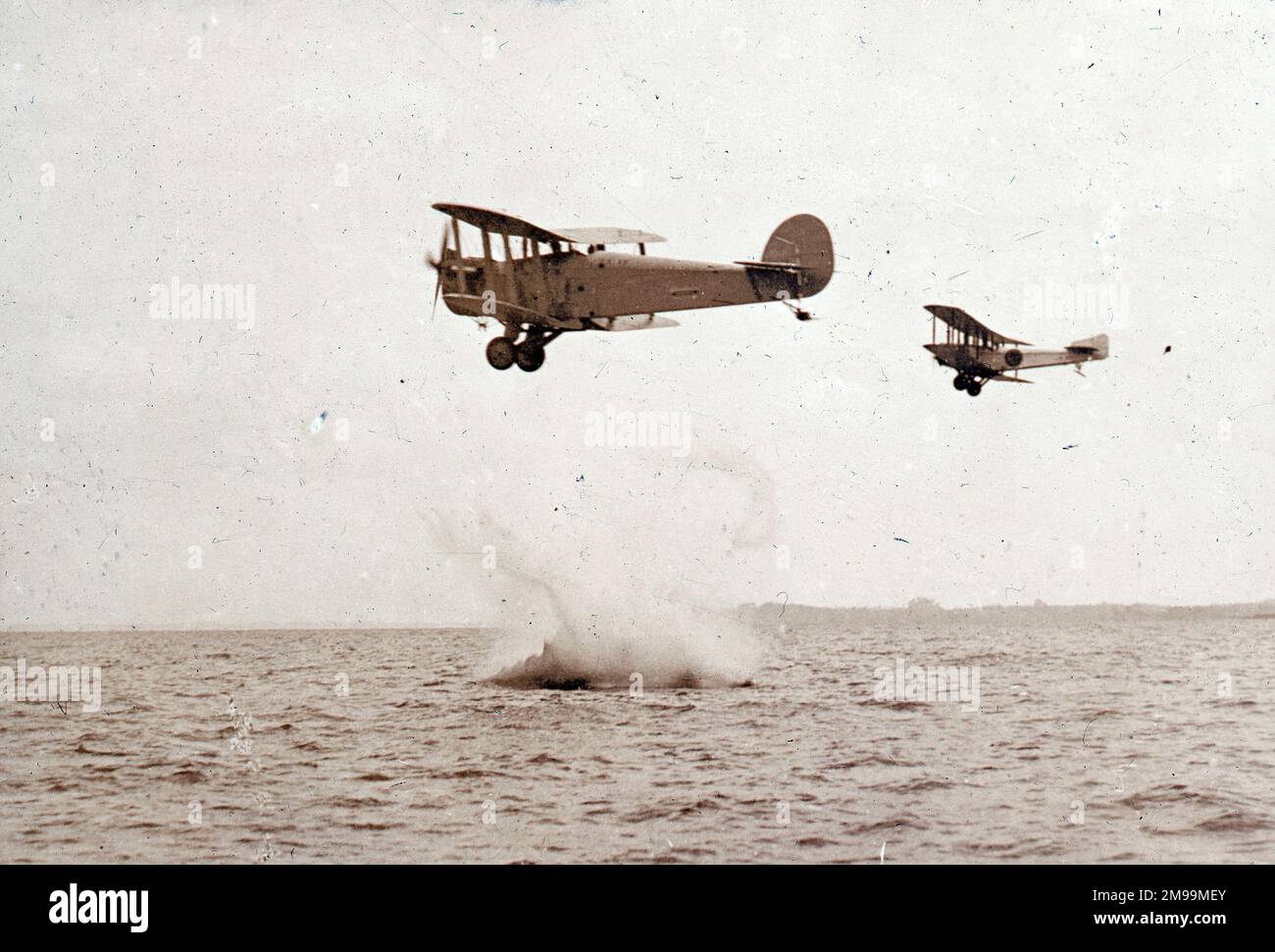 Blackburn Swift Mk.II (premier plan) déposer une torpille, avec un Sopwith T.1 Cuckoo (arrière-plan). William Francis Forbes-Sempill, 19th Lord Sempill AFC, AFRAeS (1893-1965) était un homologue écossais et pionnier de l'air qui a plus tard été démontré avoir transmis des informations secrètes à l'armée impériale japonaise avant la Seconde Guerre mondiale. En 1921, Sempill a mené une mission militaire officielle au Japon qui a présenté le dernier avion britannique. Au cours des années suivantes, il a continué à aider la Marine impériale japonaise à développer son Service aérien de la Marine et a commencé à donner des secrets militaires aux Japonais. Alth Banque D'Images