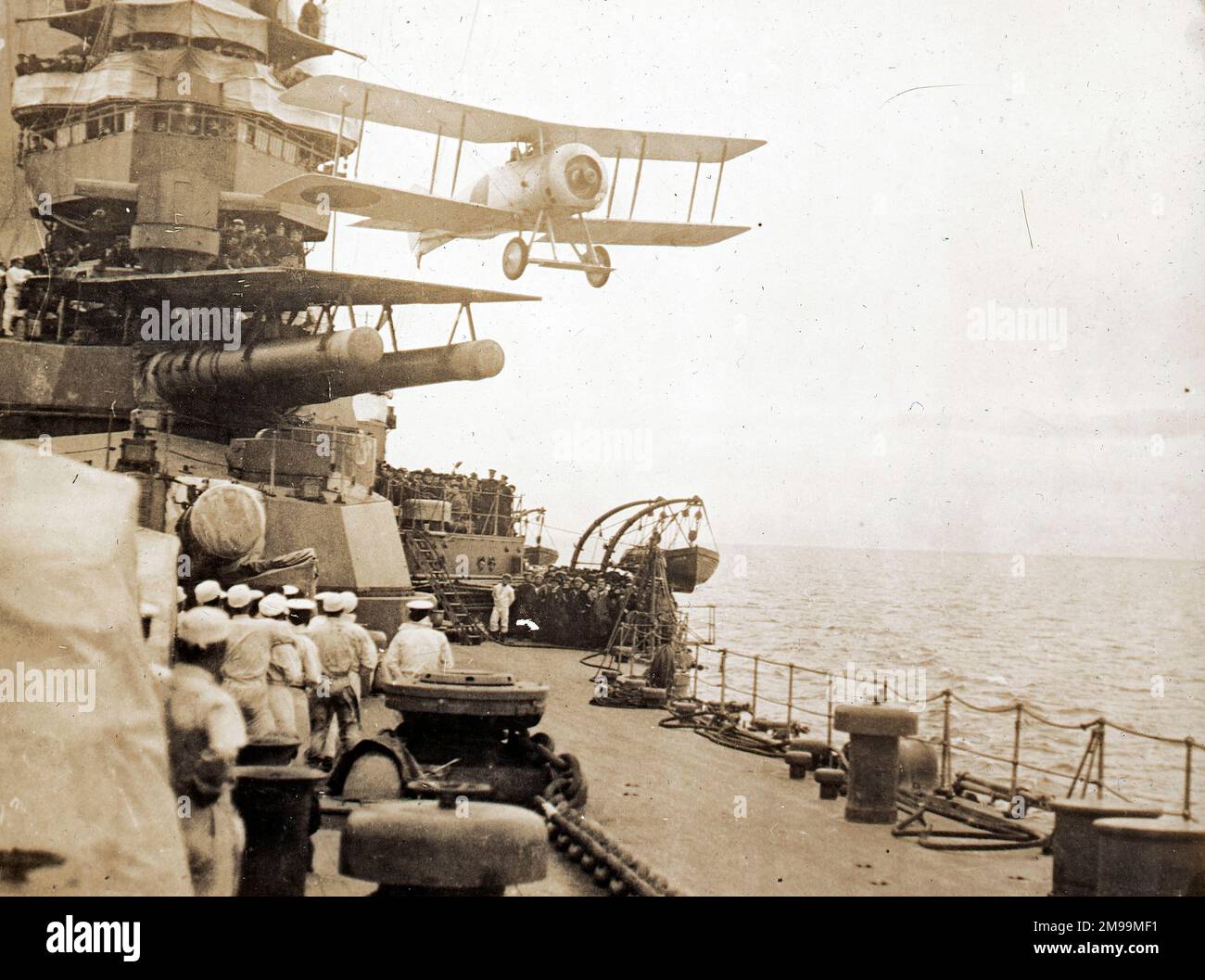 Gloster Sparrowhawk descendre de Turret. William Francis Forbes-Sempill, 19th Lord Sempill AFC, AFRAeS (1893-1965) était un homologue écossais et pionnier de l'air qui a plus tard été démontré avoir transmis des informations secrètes à l'armée impériale japonaise avant la Seconde Guerre mondiale. En 1921, Sempill a mené une mission militaire officielle au Japon qui a présenté le dernier avion britannique. Au cours des années suivantes, il a continué à aider la Marine impériale japonaise à développer son Service aérien de la Marine et a commencé à donner des secrets militaires aux Japonais. Bien que ses activités aient été découvertes par British Intellige Banque D'Images