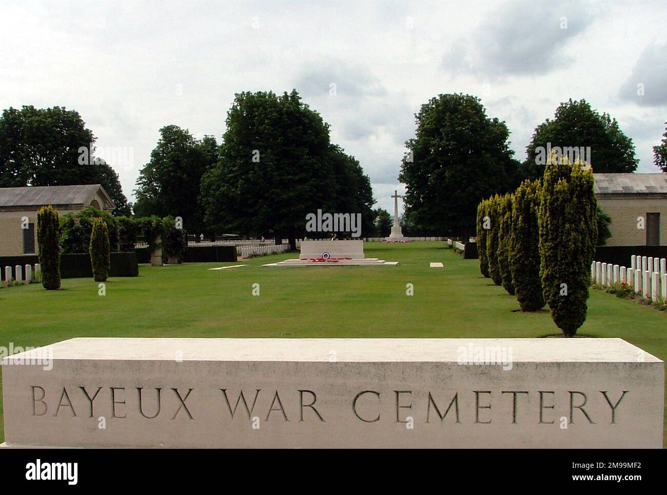 Ce cimetière de graves de guerre du Commonwealth est le plus grand cimetière britannique de WW2 en France. Il contient 4 648 tombes - 3 935 du Royaume-Uni, 181 du Canada, 17 de l'Australie, 8 de la Nouvelle-Zélande, 1 de l'Afrique du Sud, 25 de la Pologne, 3 de la France, 2 de la Tchécoslovaquie, 2 de l'Italie, 7 de Russie, 466 d'Allemagne et un non identifié. Banque D'Images