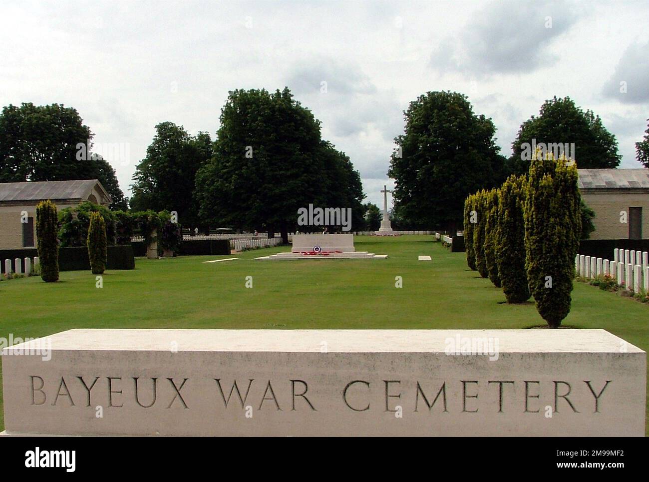 Ce cimetière de graves de guerre du Commonwealth est le plus grand cimetière britannique de WW2 en France. Il contient 4 648 tombes - 3 935 du Royaume-Uni, 181 du Canada, 17 de l'Australie, 8 de la Nouvelle-Zélande, 1 de l'Afrique du Sud, 25 de la Pologne, 3 de la France, 2 de la Tchécoslovaquie, 2 de l'Italie, 7 de Russie, 466 d'Allemagne et un non identifié. Banque D'Images