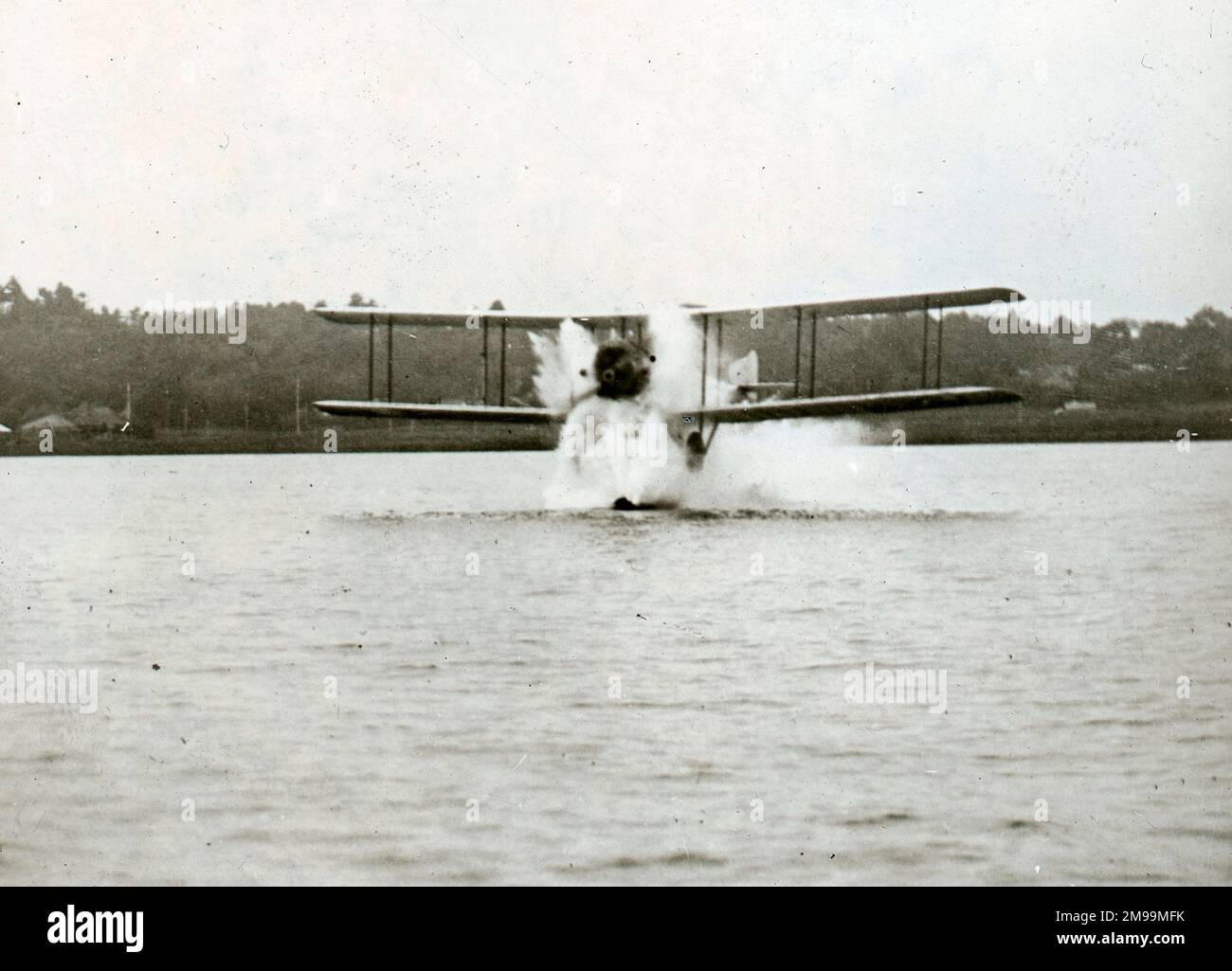Torpedo lâcher instruction, Sopwith Cuckoo faire un grand splash. William Francis Forbes-Sempill, 19th Lord Sempill AFC, AFRAeS (1893-1965) était un homologue écossais et pionnier de l'air qui a plus tard été démontré avoir transmis des informations secrètes à l'armée impériale japonaise avant la Seconde Guerre mondiale. En 1921, Sempill a mené une mission militaire officielle au Japon qui a présenté le dernier avion britannique. Au cours des années suivantes, il a continué à aider la Marine impériale japonaise à développer son Service aérien de la Marine et a commencé à donner des secrets militaires aux Japonais. Bien que ses activités étaient unco Banque D'Images