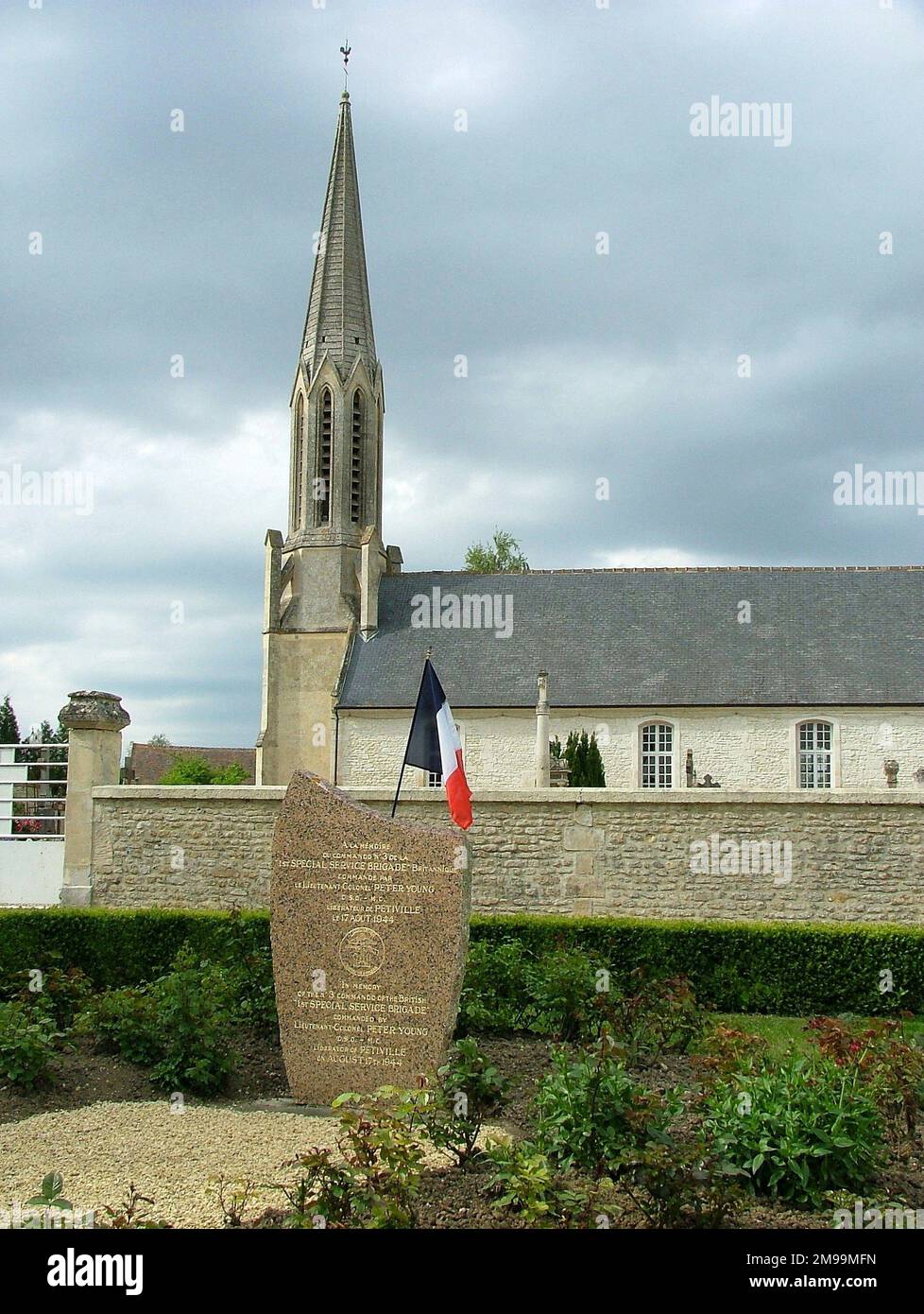 C'est à Petiville et a été inauguré à l'anniversaire de 50th par une délégation de Commandos et d'anciens combattants. Dans la Mairie, on a présenté une photo du brigadier et un poignard Commando le même jour. Les Commandos ont libéré le village le 17 août. Le Brigadier, en tant que lieutenant-colonel Peter Young, DSO, MC, a commandé le Commando no 3, qui fait partie de la Brigade du service spécial de 1st, qui a atterri dans la région de Ouistreham avec des ordres de dégager la ville et de relier avec les forces aériennes au pont Pegasus. C'est ce qu'ils ont fait à la fin du jour J, mais ils n'ont pas pu dégager le sol plus haut à l'intérieur des terres. Banque D'Images
