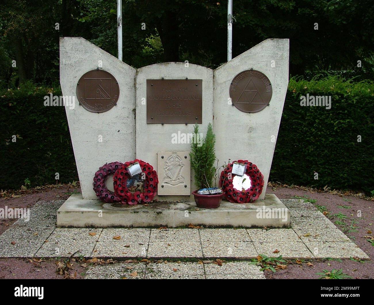 Ce Mémorial un peu ongueux est à Cambes-en-Plaine. La plaque de Staffords est à gauche, la 3rd British Division est à droite et la plaque de Royal Ulster Rilfes est en bas. Le 59th a été fortement impliqué dans l'assaut final sur Caen le 8/9 juillet 1944. Les divisions 3rd et 59th canadiennes et britanniques affirment avoir été les premières à entrer dans la ville, la dernière du Nord et les Canadiens de l'Ouest. Banque D'Images