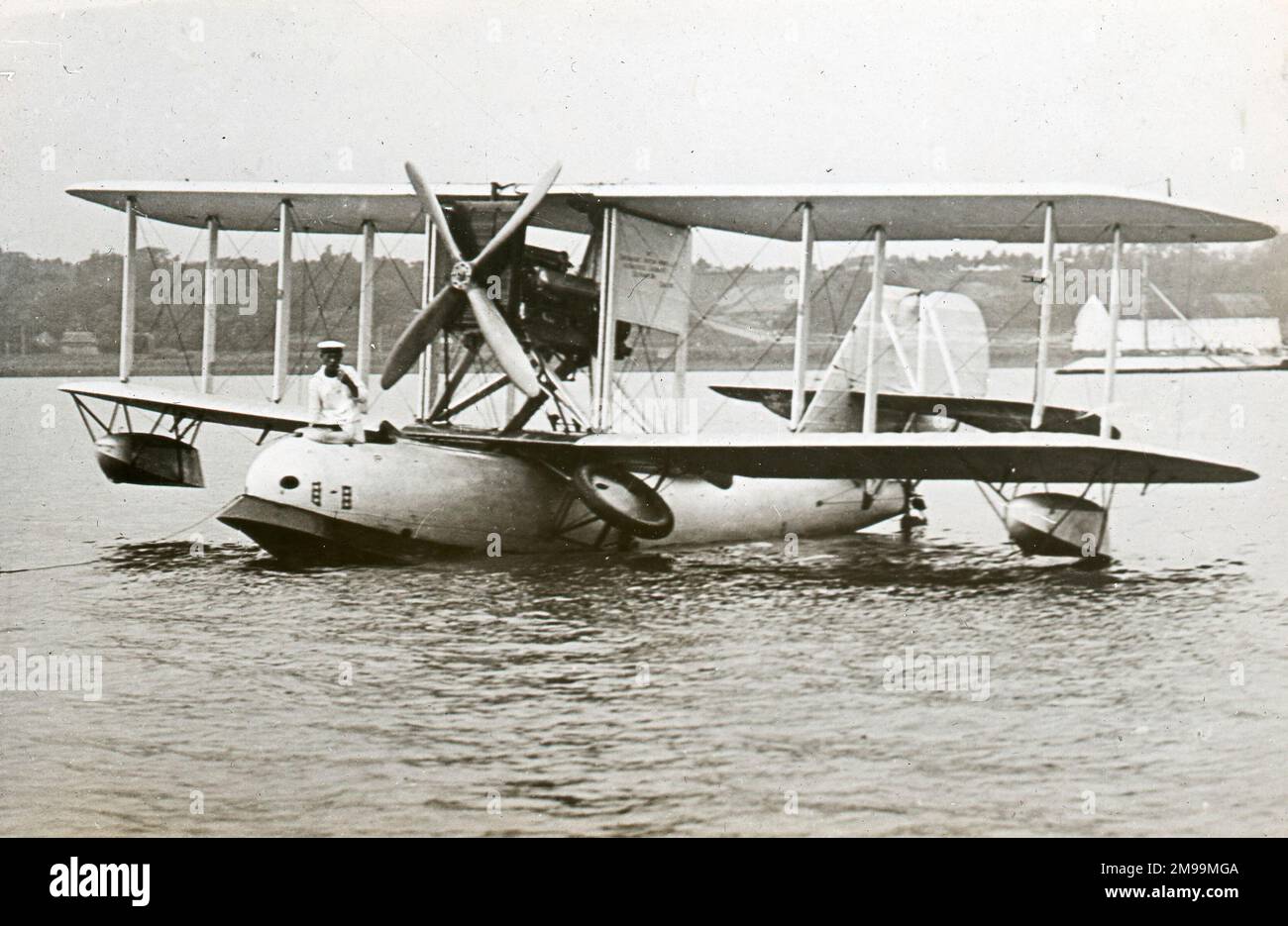 Voie Supermarine Mk.II taxant sur le lac. William Francis Forbes-Sempill, 19th Lord Sempill AFC, AFRAeS (1893-1965) était un homologue écossais et pionnier de l'air qui a plus tard été démontré avoir transmis des informations secrètes à l'armée impériale japonaise avant la Seconde Guerre mondiale. En 1921, Sempill a mené une mission militaire officielle au Japon qui a présenté le dernier avion britannique. Au cours des années suivantes, il a continué à aider la Marine impériale japonaise à développer son Service aérien de la Marine et a commencé à donner des secrets militaires aux Japonais. Bien que ses activités aient été découvertes par British Intell Banque D'Images