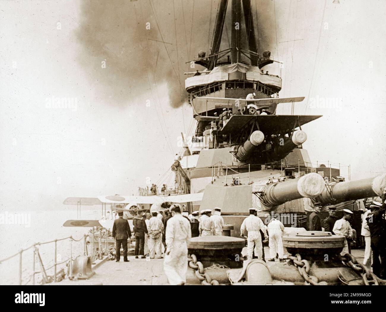 Gloster Sparrowhaks sur le pont du Battleship. William Francis Forbes-Sempill, 19th Lord Sempill AFC, AFRAeS (1893-1965) était un homologue écossais et pionnier de l'air qui a plus tard été démontré avoir transmis des informations secrètes à l'armée impériale japonaise avant la Seconde Guerre mondiale. En 1921, Sempill a mené une mission militaire officielle au Japon qui a présenté le dernier avion britannique. Au cours des années suivantes, il a continué à aider la Marine impériale japonaise à développer son Service aérien de la Marine et a commencé à donner des secrets militaires aux Japonais. Bien que ses activités aient été découvertes par British Intel Banque D'Images