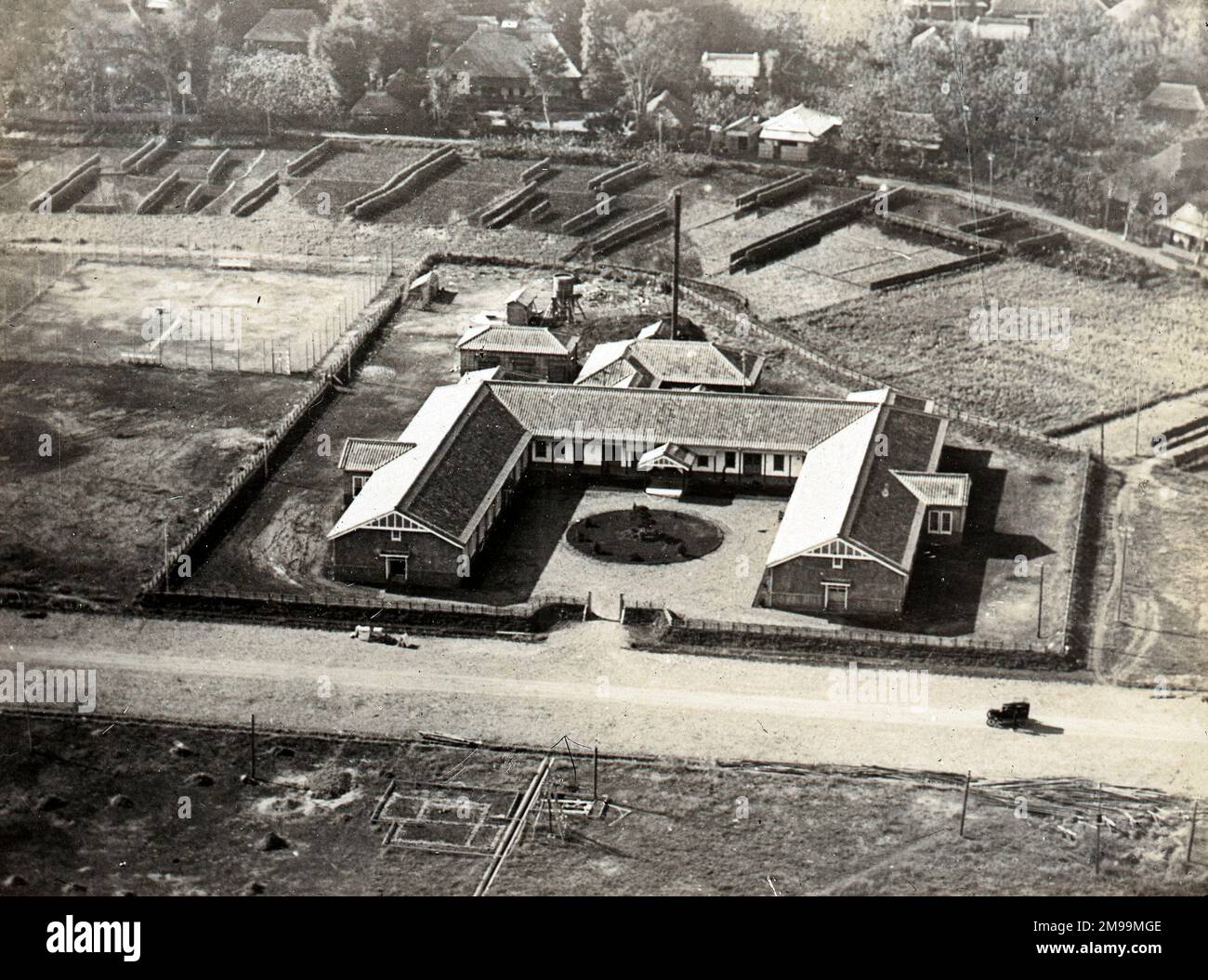 B.A.M. Siège social. William Francis Forbes-Sempill, 19th Lord Sempill AFC, AFRAeS (1893-1965) était un homologue écossais et pionnier de l'air qui a plus tard été démontré avoir transmis des informations secrètes à l'armée impériale japonaise avant la Seconde Guerre mondiale. En 1921, Sempill a mené une mission militaire officielle au Japon qui a présenté le dernier avion britannique. Au cours des années suivantes, il a continué à aider la Marine impériale japonaise à développer son Service aérien de la Marine et a commencé à donner des secrets militaires aux Japonais. Bien que ses activités aient été découvertes par le service de renseignement britannique, Sempill n'en était pas Banque D'Images