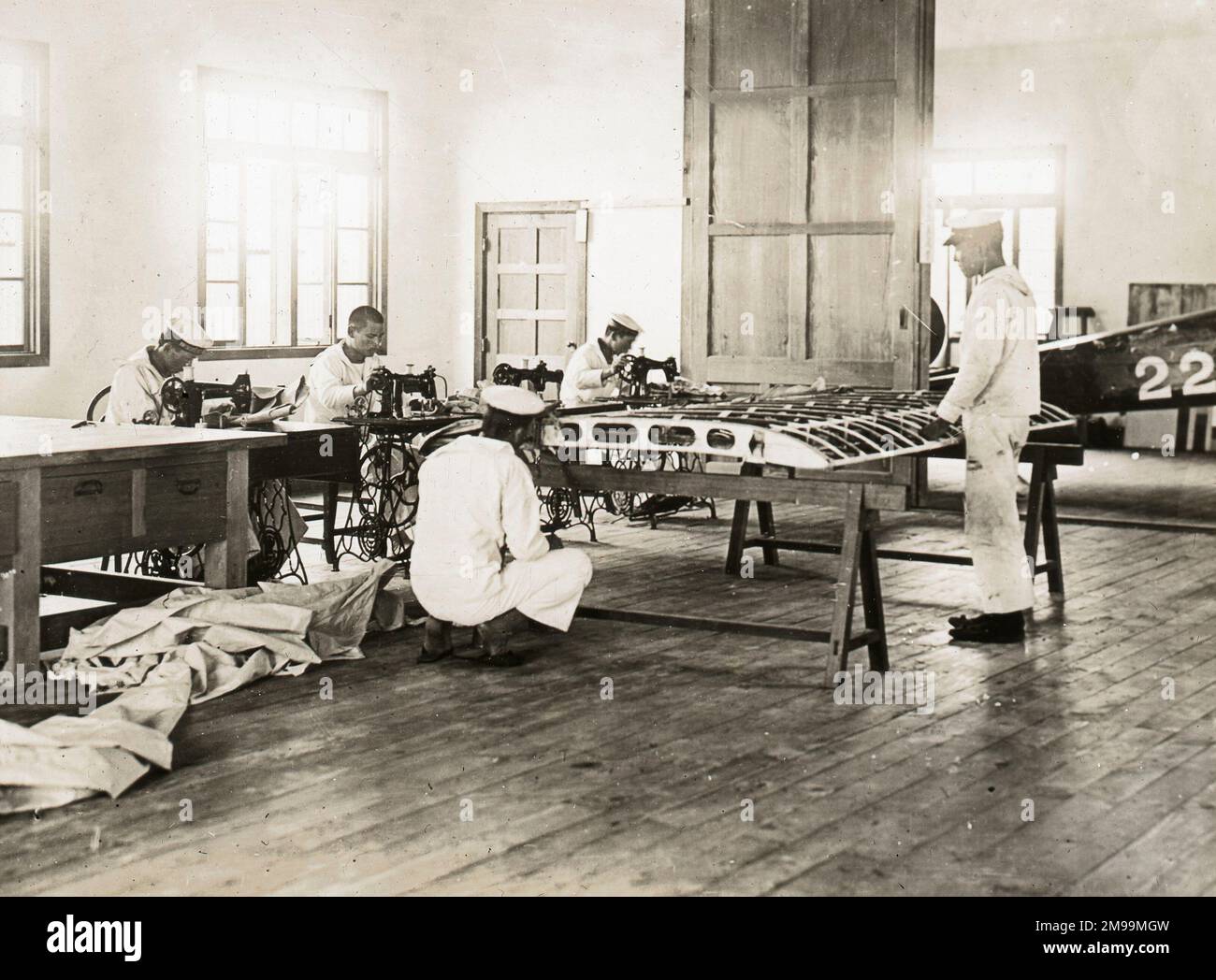 Magasin de tissus. William Francis Forbes-Sempill, 19th Lord Sempill AFC, AFRAeS (1893-1965) était un homologue écossais et pionnier de l'air qui a plus tard été démontré avoir transmis des informations secrètes à l'armée impériale japonaise avant la Seconde Guerre mondiale. En 1921, Sempill a mené une mission militaire officielle au Japon qui a présenté le dernier avion britannique. Au cours des années suivantes, il a continué à aider la Marine impériale japonaise à développer son Service aérien de la Marine et a commencé à donner des secrets militaires aux Japonais. Bien que ses activités aient été découvertes par British Intelligence, Sempill n'était pas prosec Banque D'Images