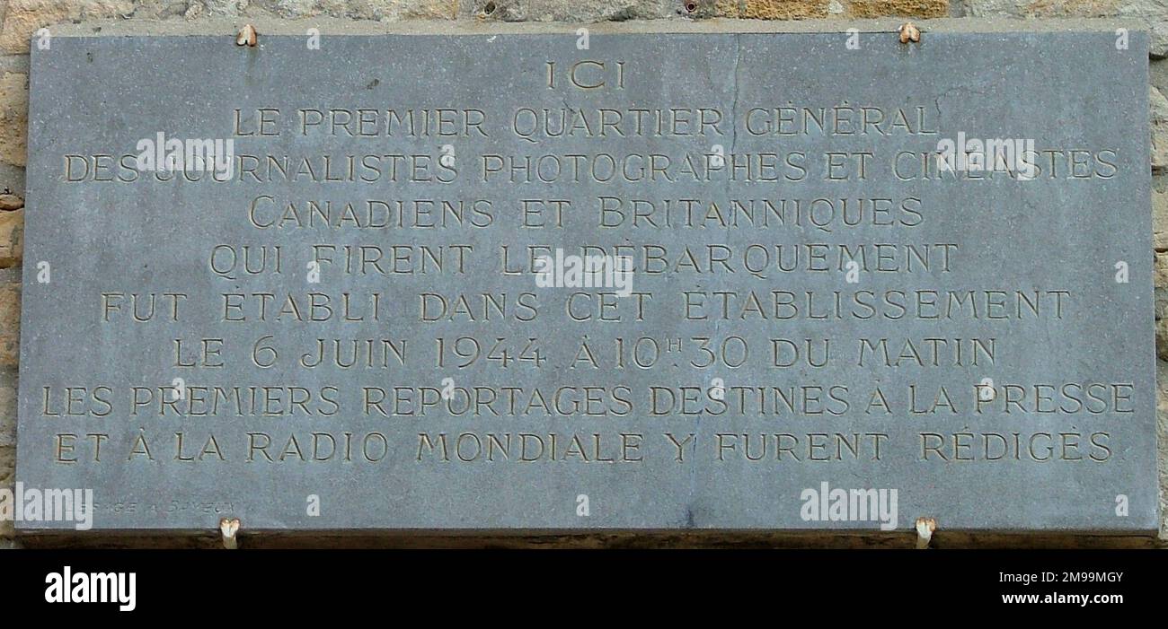 La presse s'était établie à Bernieres par 1030 heures le jour J à l'Hôtel de grave, maintenant une maison privée, n° 288, rue du Régiment de la Chaudière. La plaque commémore « le premier QG pour les journalistes, les photographes et les réalisateurs de films, britanniques et canadiens, d'où les premiers rapports destinés à la presse et à la radio du monde ont été envoyés ». Banque D'Images