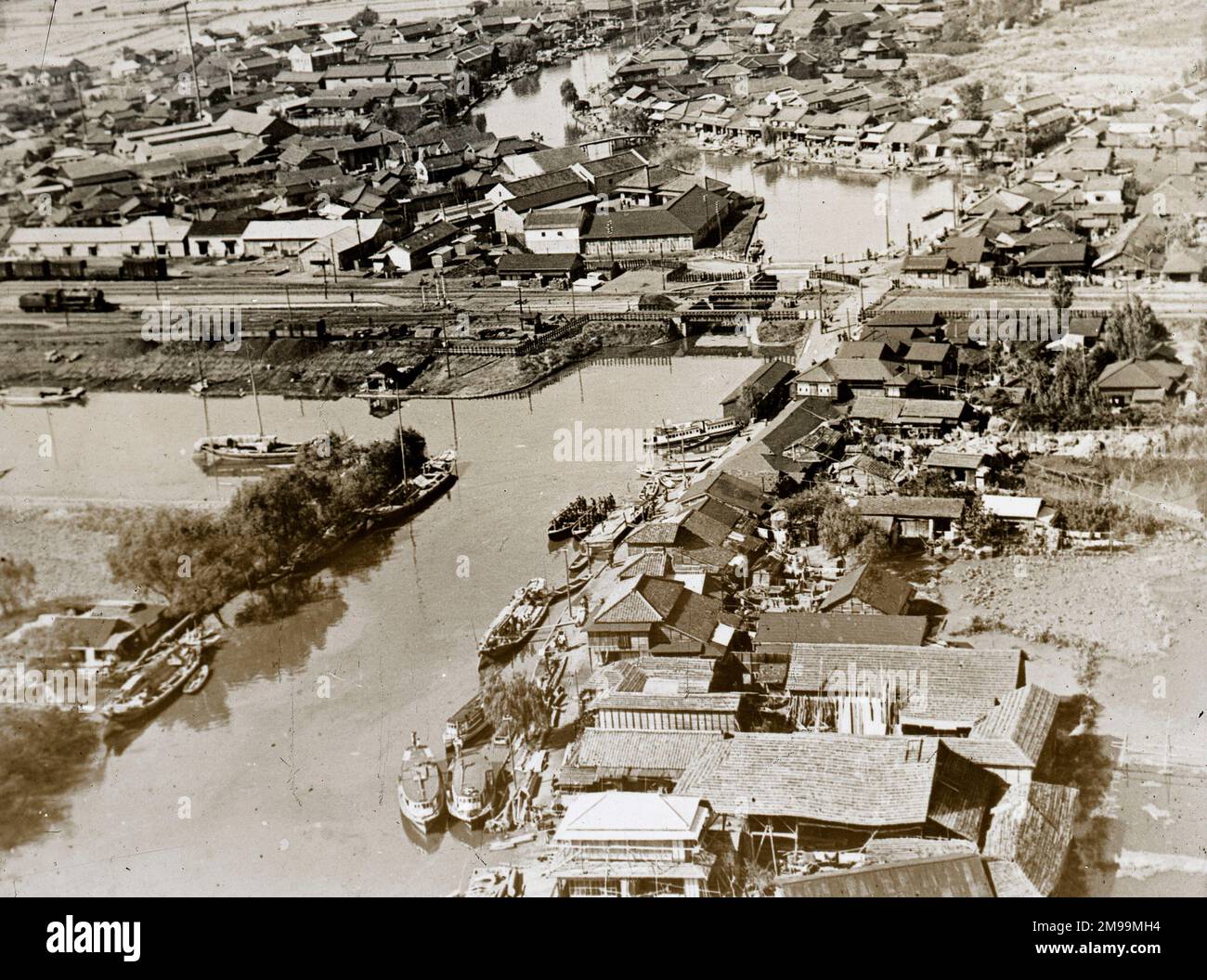 Vue sur Tsuchiura. William Francis Forbes-Sempill, 19th Lord Sempill AFC, AFRAeS (1893-1965) était un homologue écossais et pionnier de l'air qui a plus tard été démontré avoir transmis des informations secrètes à l'armée impériale japonaise avant la Seconde Guerre mondiale. En 1921, Sempill a mené une mission militaire officielle au Japon qui a présenté le dernier avion britannique. Au cours des années suivantes, il a continué à aider la Marine impériale japonaise à développer son Service aérien de la Marine et a commencé à donner des secrets militaires aux Japonais. Bien que ses activités aient été découvertes par British Intelligence, Sempill ne l'a pas été Banque D'Images