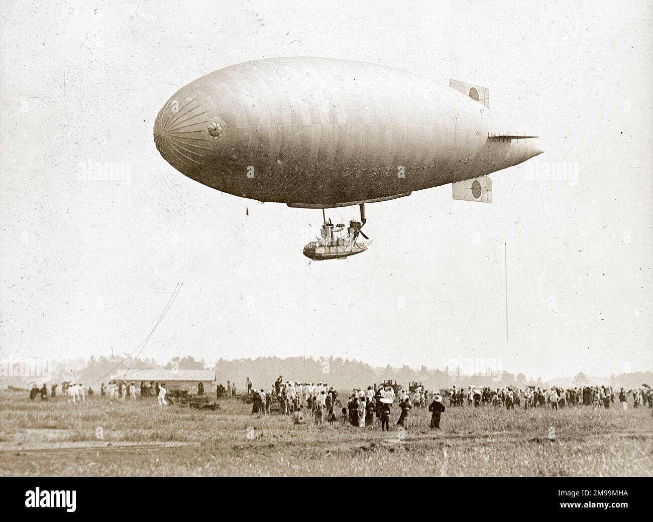 S. Saisissez Airship. William Francis Forbes-Sempill, 19th Lord Sempill AFC, AFRAeS (1893-1965) était un homologue écossais et pionnier de l'air qui a plus tard été démontré avoir transmis des informations secrètes à l'armée impériale japonaise avant la Seconde Guerre mondiale. En 1921, Sempill a mené une mission militaire officielle au Japon qui a présenté le dernier avion britannique. Au cours des années suivantes, il a continué à aider la Marine impériale japonaise à développer son Service aérien de la Marine et a commencé à donner des secrets militaires aux Japonais. Bien que ses activités aient été découvertes par British Intelligence, Sempill ne l'a pas été Banque D'Images