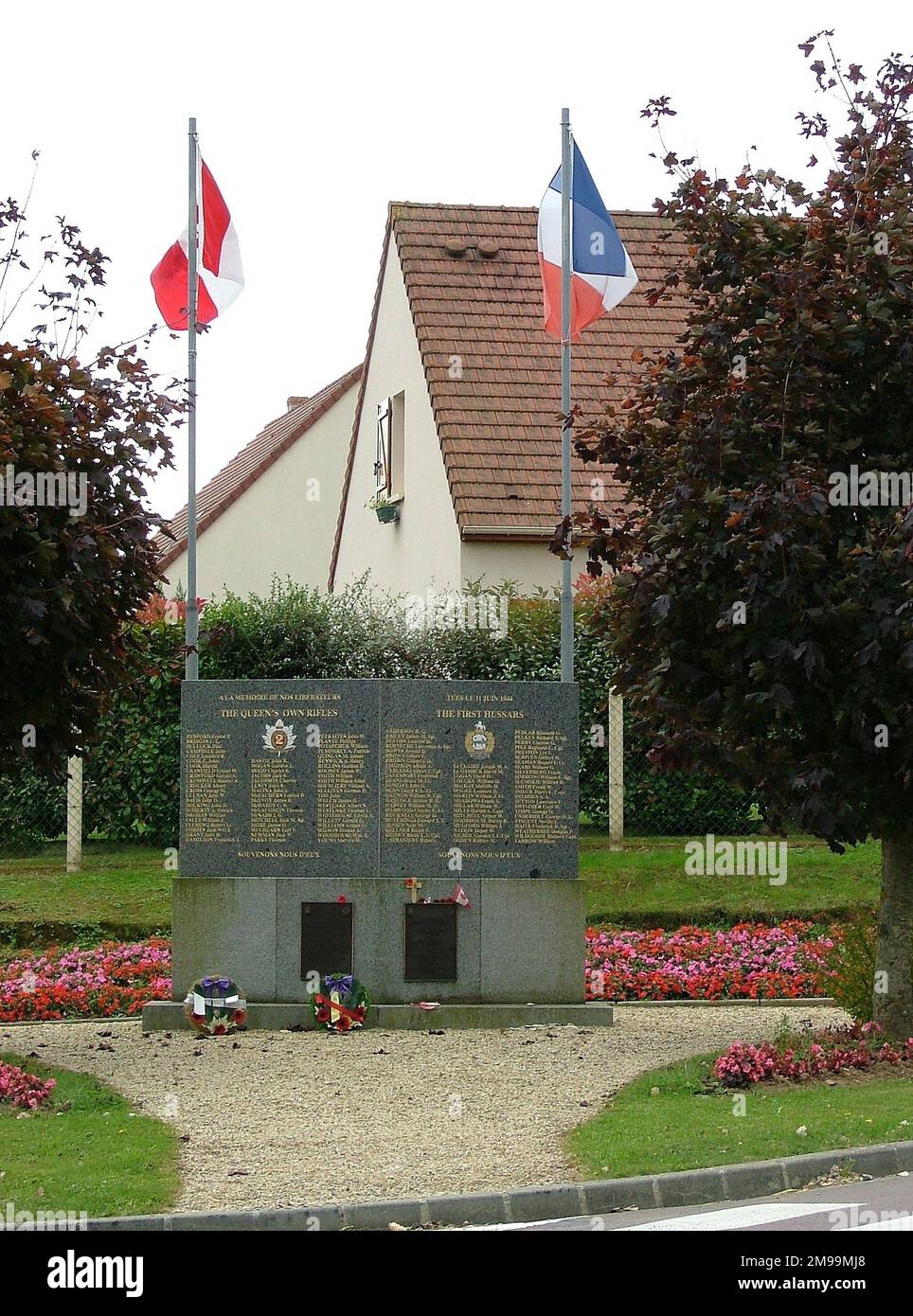 Ce Mémorial est à la place des Canadiens dans le Mesnil Patry. Les plaques de bronze portent les noms des personnes tuées le 11 juin 1944. La reine a débarqué vers 0800 le jour J et a subi les plus lourdes pertes canadiennes de tous, mais ils ont atteint leur objectif du jour J le même jour - le village d'Anisy, à environ 9 milles à l'intérieur des terres. Banque D'Images
