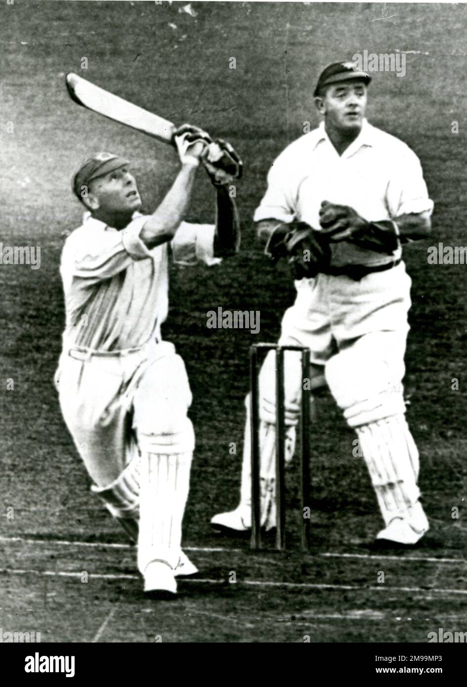 Jack Hobbs, joueur de cricket légendaire, qui a atteint une limite lors d'un match entre Surrey et Yorkshire. Banque D'Images