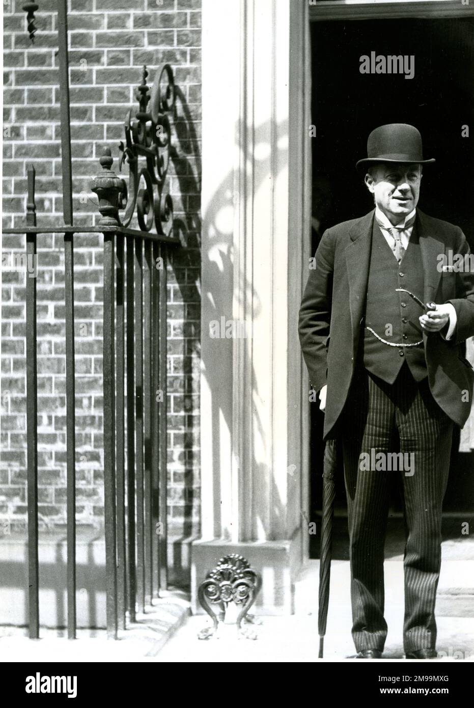 Stanley Baldwin (1867-1947), Premier ministre conservateur britannique, debout à l'extérieur du 10 Downing Street, Londres, au moment de la grève générale de 1926. Banque D'Images