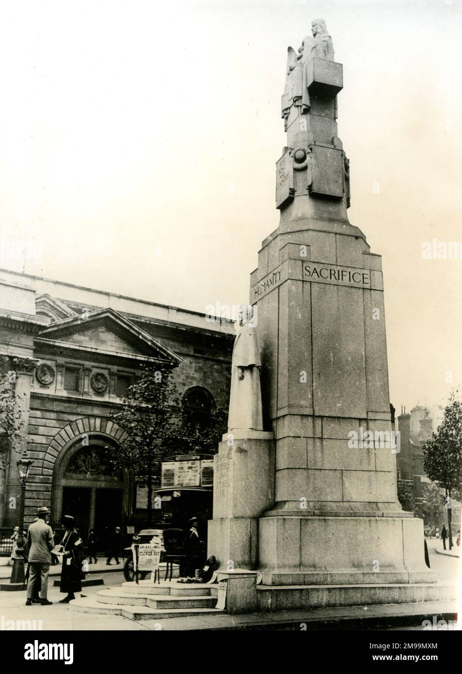 Statue à l'infirmière Edith Cavell (1865-1915), place St Martin, Londres. Elle a été exécutée par les Allemands pendant la première Guerre mondiale. Banque D'Images