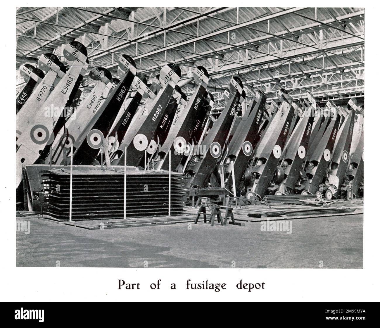 Fuselage Depot - d'une brochure originale en grand format intitulée 'The Wings of Commerce' publiée dans une édition limitée de 2 000 exemplaires par Aircraft Disposal Co Ltd À la fin de la première Guerre mondiale, Aircraft Disposal Company Limited a pris le contrôle du gouvernement britannique de plus de 10 000 avions, 35 000 moteurs aérodynamiques et de grandes quantités de pièces de rechange qu'ils ont ensuite essayé de vendre à un prix beaucoup plus réduit à leur coût initial. Banque D'Images