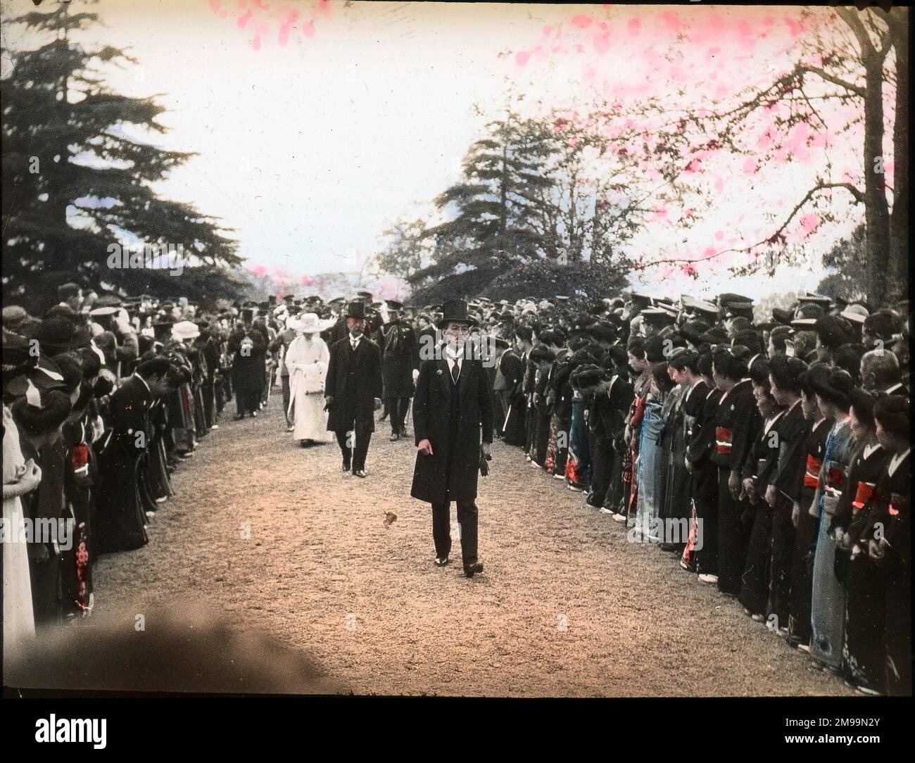 Imperial Garden Party assisté de H.R.H. Le Prince de Galles et H.I.M. L'impératrice. William Francis Forbes-Sempill, 19th Lord Sempill AFC, AFRAeS (1893-1965) était un homologue écossais et pionnier de l'air qui a plus tard été démontré avoir transmis des informations secrètes à l'armée impériale japonaise avant la Seconde Guerre mondiale. En 1921, Sempill a mené une mission militaire officielle au Japon qui a présenté le dernier avion britannique. Au cours des années suivantes, il a continué à aider la Marine impériale japonaise à développer son Service aérien de la Marine et a commencé à donner des secrets militaires aux Japonais. Bien que son a Banque D'Images