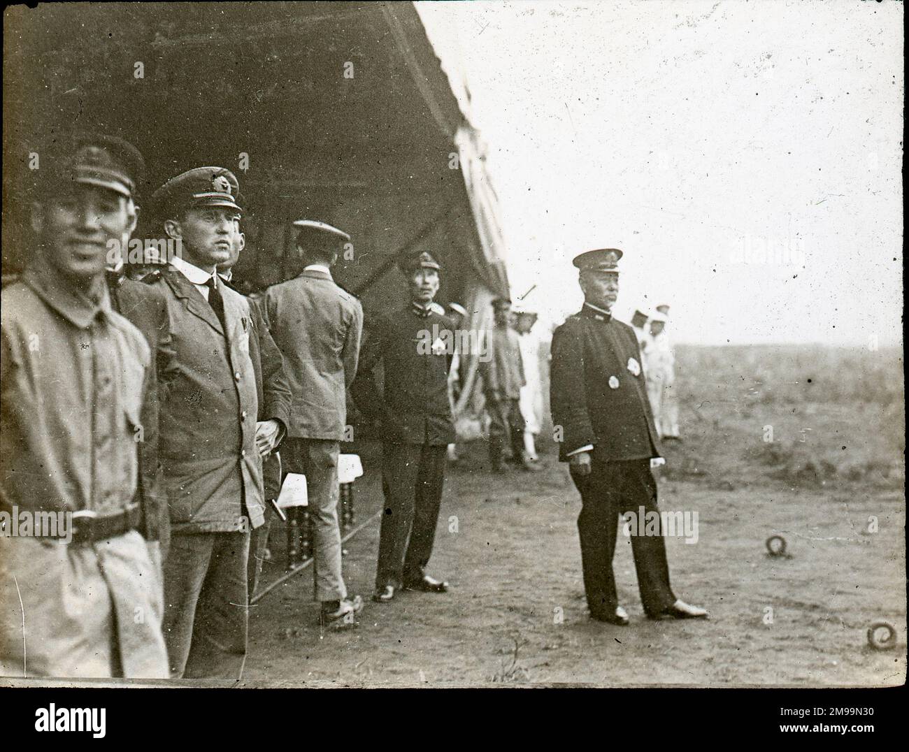Amiral de la flotte Viscount Togo I.J.N. regardant le vol, le contre-amiral Baron Kato en arrière-plan. William Francis Forbes-Sempill, 19th Lord Sempill AFC, AFRAeS (1893-1965) était un homologue écossais et pionnier de l'air qui a plus tard été démontré avoir transmis des informations secrètes à l'armée impériale japonaise avant la Seconde Guerre mondiale. En 1921, Sempill a mené une mission militaire officielle au Japon qui a présenté le dernier avion britannique. Au cours des années suivantes, il a continué à aider la Marine impériale japonaise à développer son Service aérien de la Marine et a commencé à donner des secrets militaires au Jap Banque D'Images