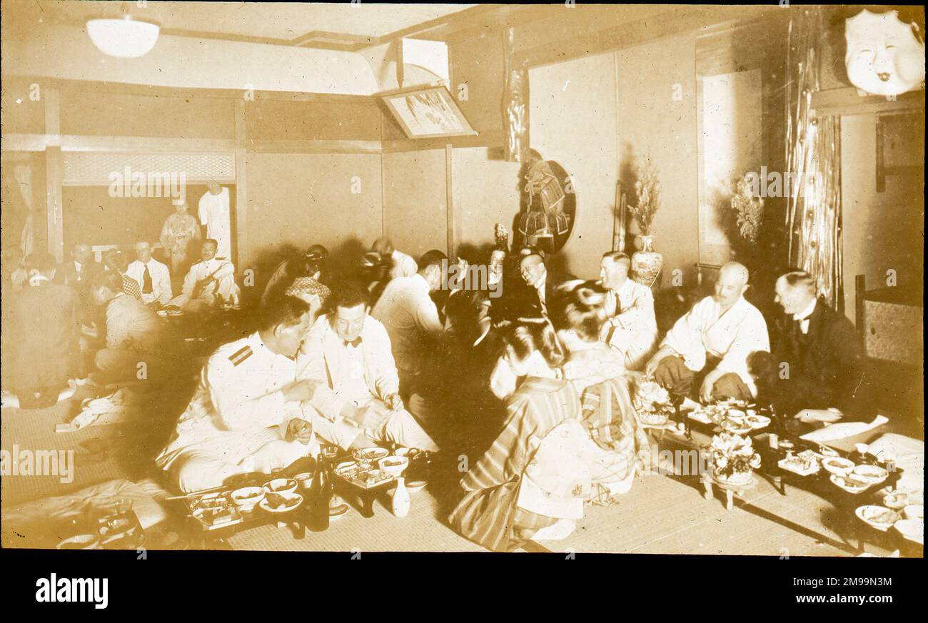 Des officiers britanniques sont divertis au dîner par des officiers japonais. William Francis Forbes-Sempill, 19th Lord Sempill AFC, AFRAeS (1893-1965) était un homologue écossais et pionnier de l'air qui a plus tard été démontré avoir transmis des informations secrètes à l'armée impériale japonaise avant la Seconde Guerre mondiale. En 1921, Sempill a mené une mission militaire officielle au Japon qui a présenté le dernier avion britannique. Au cours des années suivantes, il a continué à aider la Marine impériale japonaise à développer son Service aérien de la Marine et a commencé à donner des secrets militaires aux Japonais. Bien que ses activités aient été unc Banque D'Images