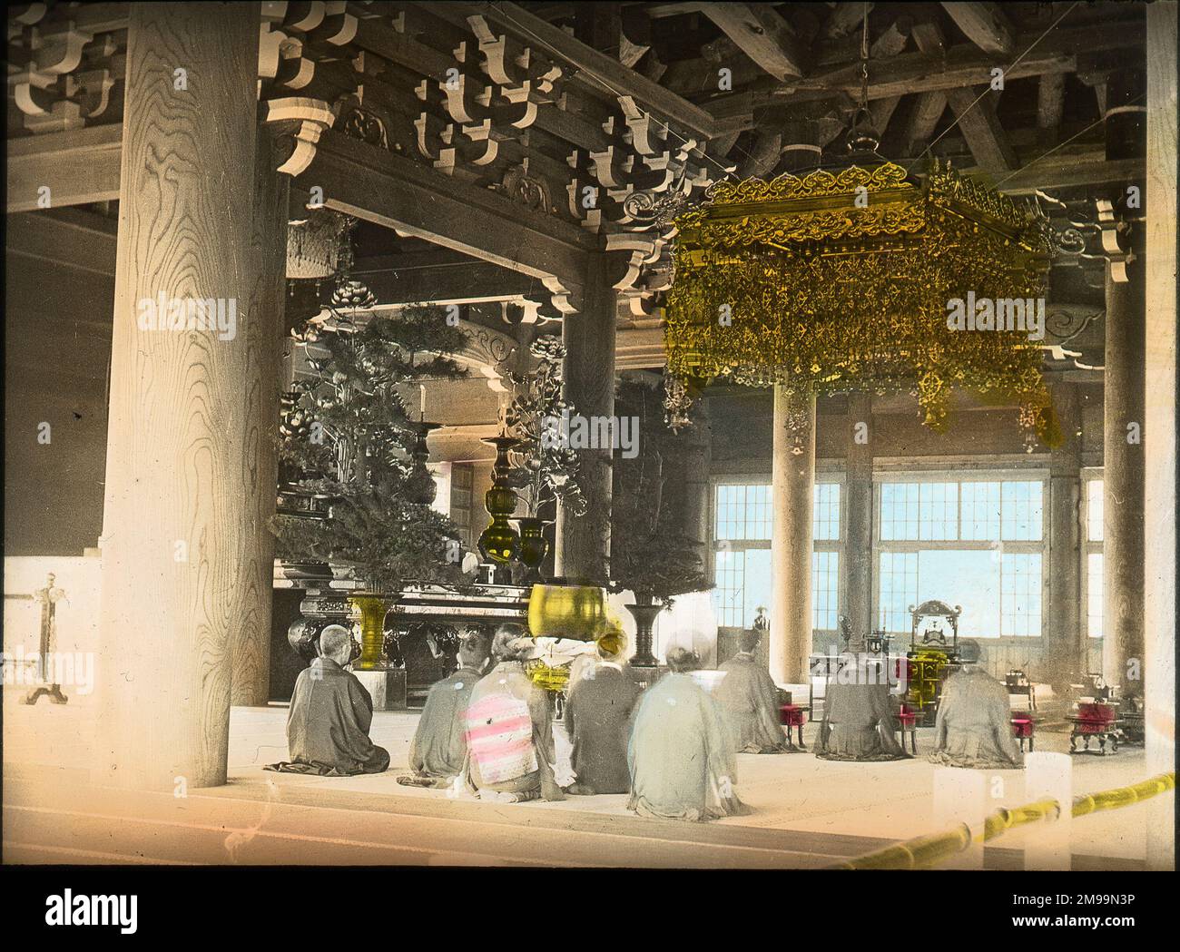Shiba Shrine Tokio, intérieur. William Francis Forbes-Sempill, 19th Lord Sempill AFC, AFRAeS (1893-1965) était un homologue écossais et pionnier de l'air qui a plus tard été démontré avoir transmis des informations secrètes à l'armée impériale japonaise avant la Seconde Guerre mondiale. En 1921, Sempill a mené une mission militaire officielle au Japon qui a présenté le dernier avion britannique. Au cours des années suivantes, il a continué à aider la Marine impériale japonaise à développer son Service aérien de la Marine et a commencé à donner des secrets militaires aux Japonais. Bien que ses activités aient été découvertes par British Intelligence, Sempi Banque D'Images